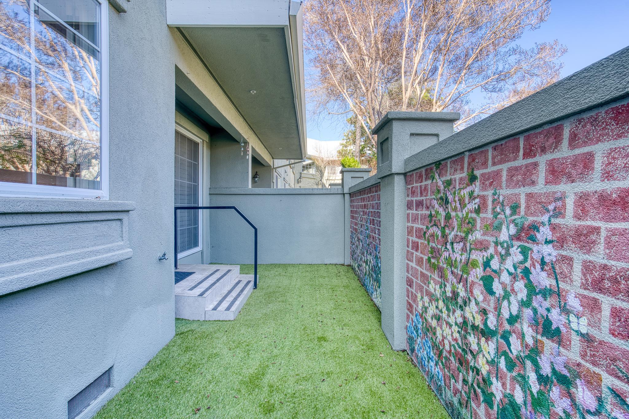 Detail Gallery Image 15 of 38 For 20 Willow Rd #13,  Menlo Park,  CA 94025 - 2 Beds | 2 Baths