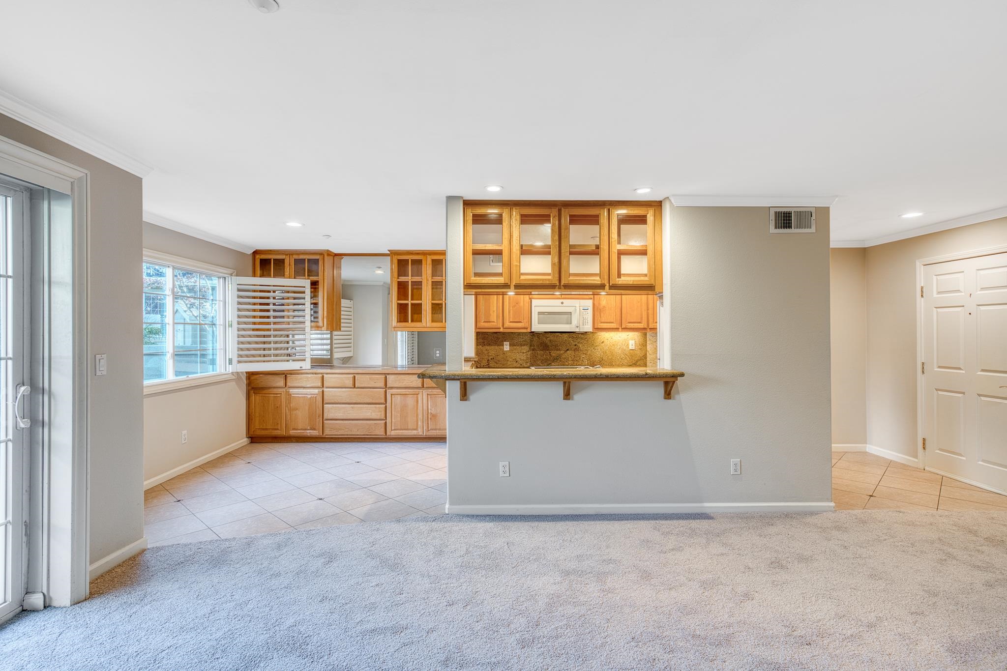 Detail Gallery Image 6 of 38 For 20 Willow Rd #13,  Menlo Park,  CA 94025 - 2 Beds | 2 Baths