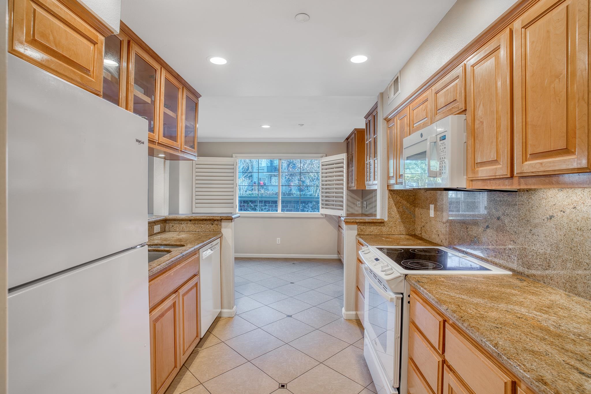 Detail Gallery Image 8 of 38 For 20 Willow Rd #13,  Menlo Park,  CA 94025 - 2 Beds | 2 Baths