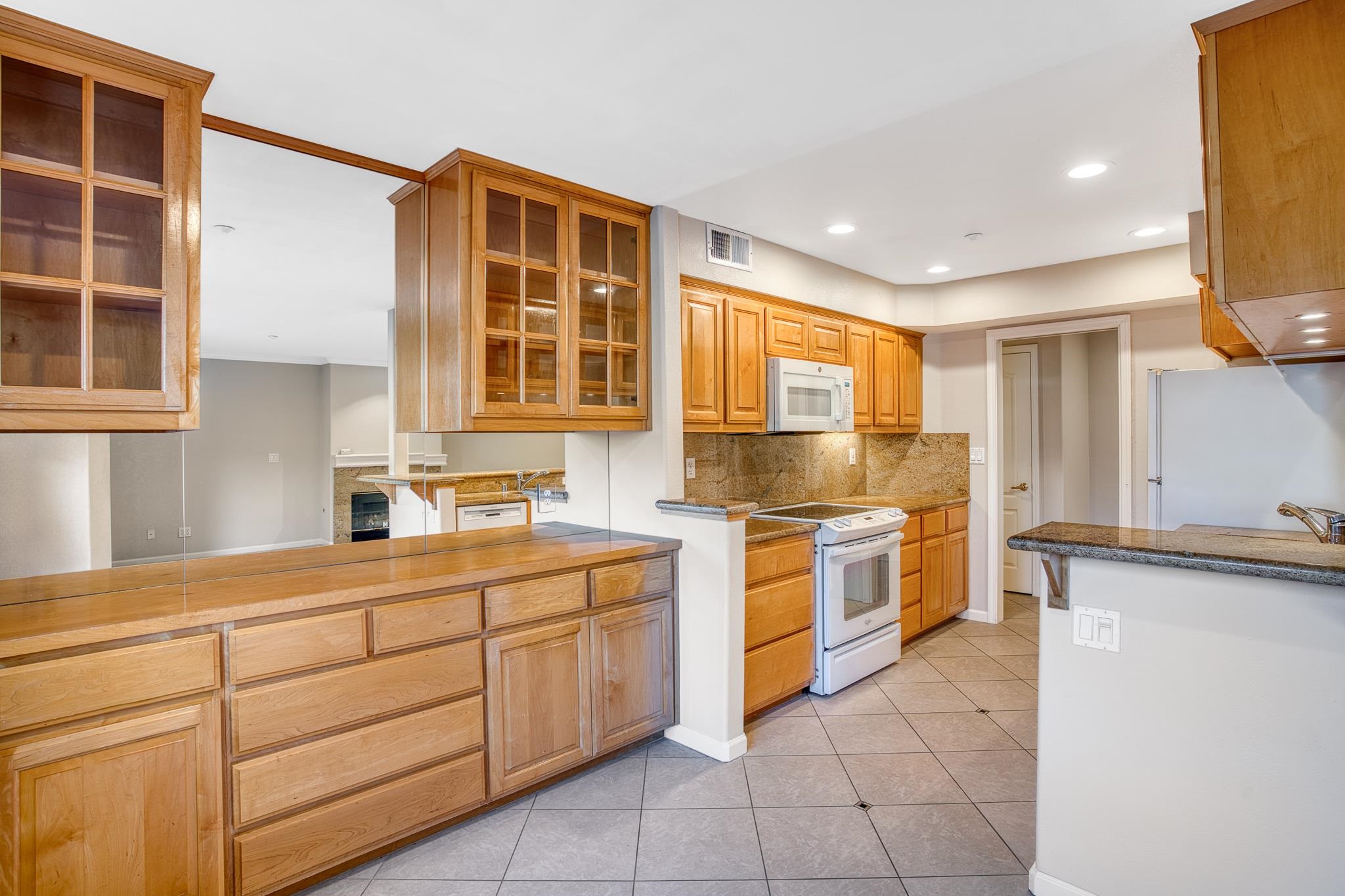 Detail Gallery Image 10 of 38 For 20 Willow Rd #13,  Menlo Park,  CA 94025 - 2 Beds | 2 Baths