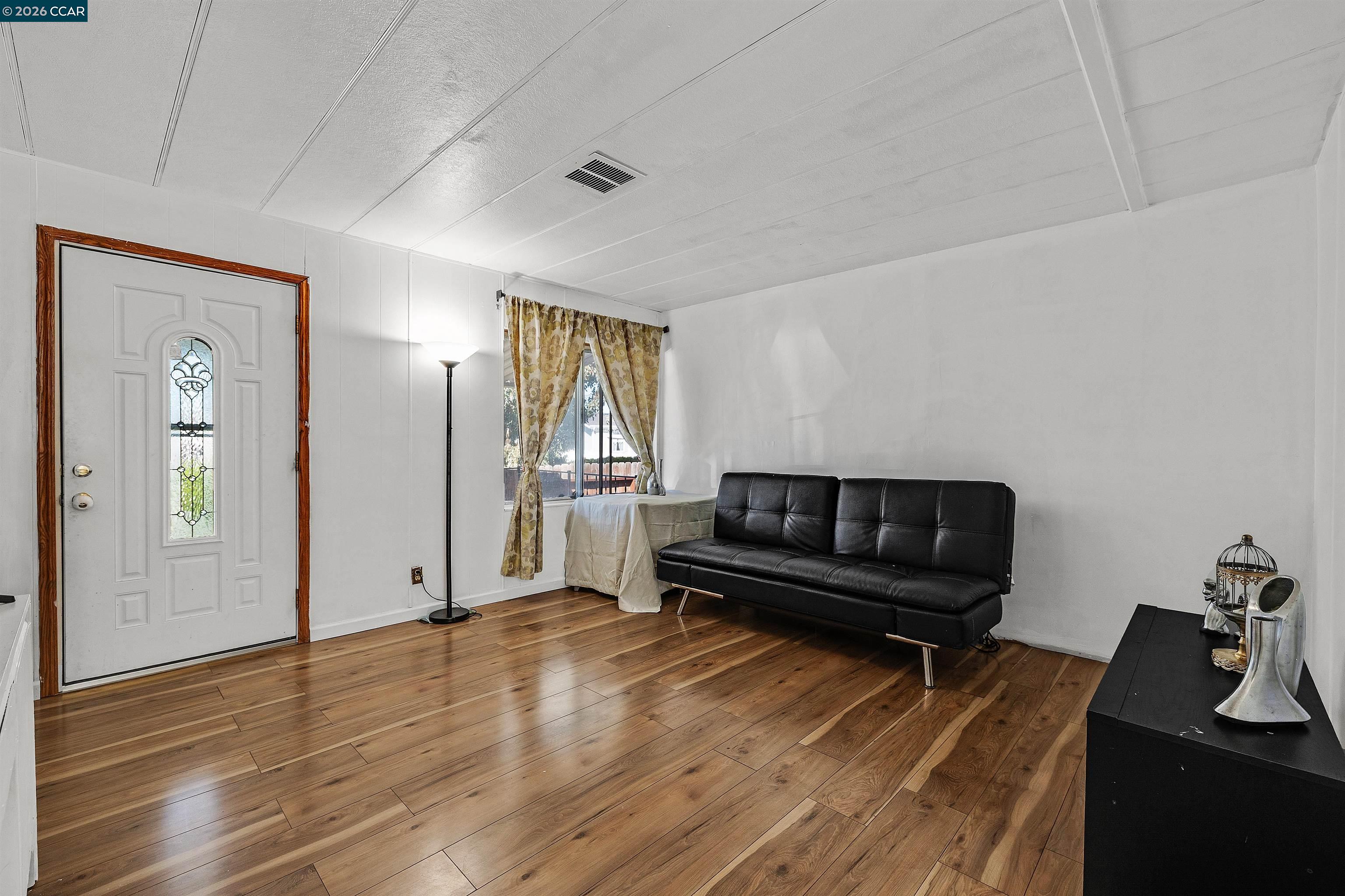 Detail Gallery Image 3 of 26 For 137 Valencia, Fairfield,  CA 94533 - 3 Beds | 2 Baths