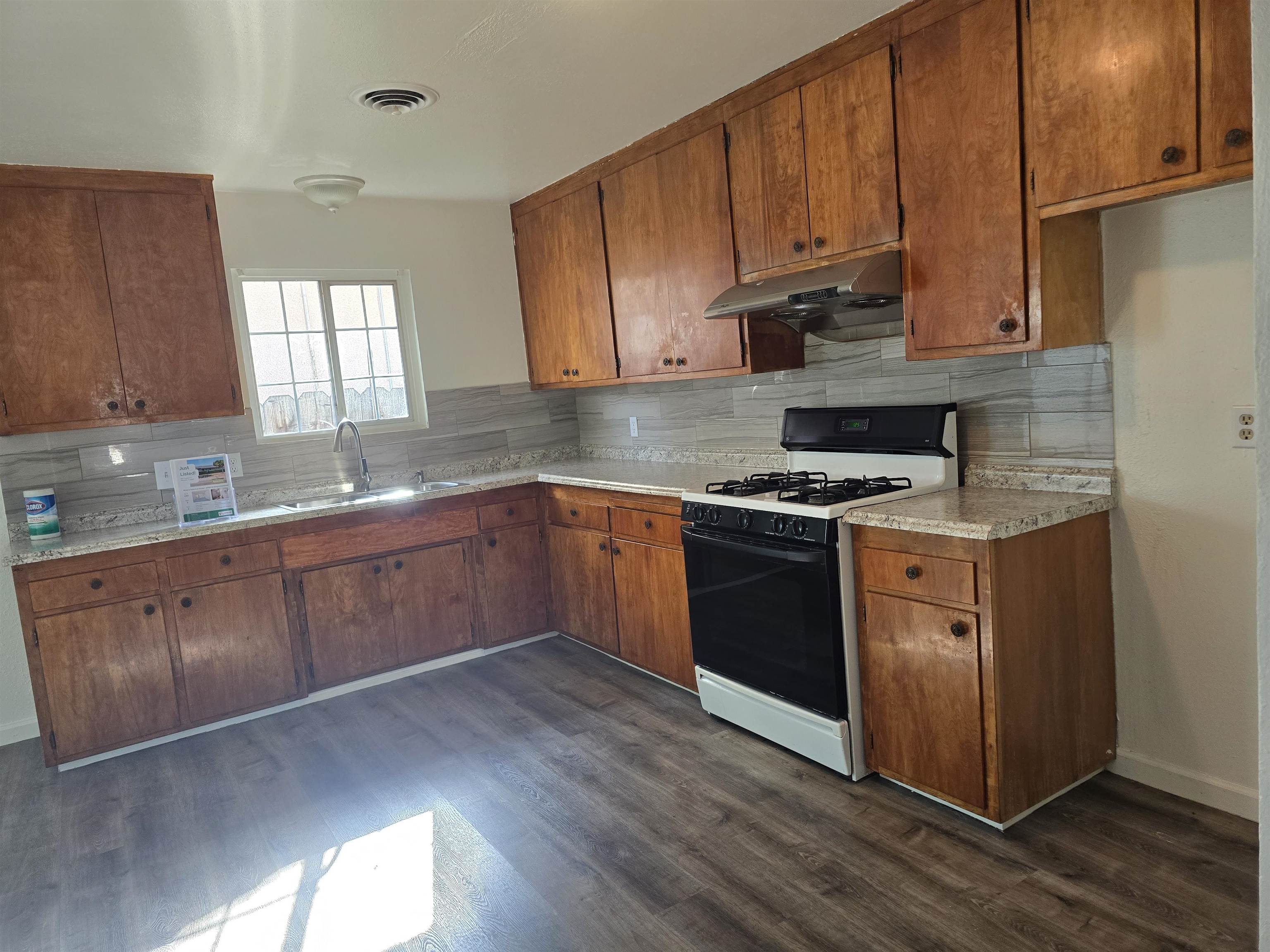 Detail Gallery Image 4 of 15 For 602 Cordova Lane, Stockton,  CA 95207-2948 - 3 Beds | 2 Baths