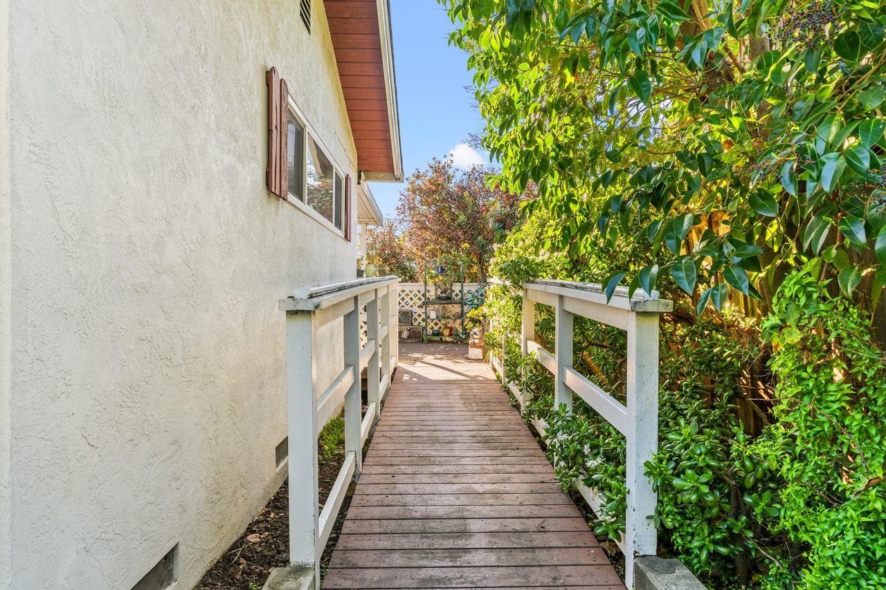 Detail Gallery Image 4 of 17 For 674 Gleneagle Ave, Hayward,  CA 94544 - 4 Beds | 2/1 Baths