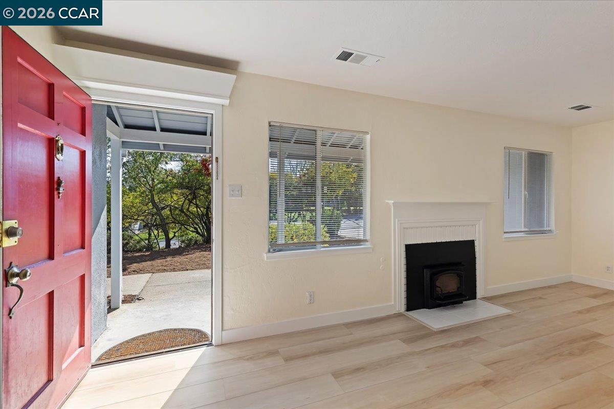 Detail Gallery Image 6 of 31 For 848 Cumberland Dr, Pleasant Hill,  CA 94523 - 3 Beds | 1 Baths