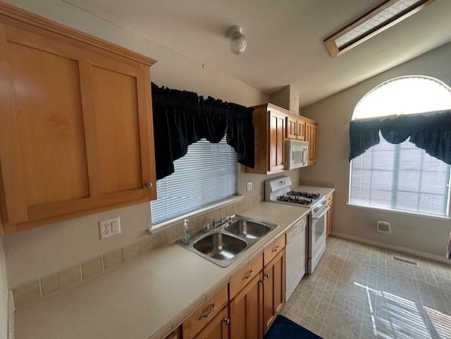 Detail Gallery Image 4 of 35 For 1200 W Winton Ave #81,  Hayward,  CA 94545 - 2 Beds | 2 Baths