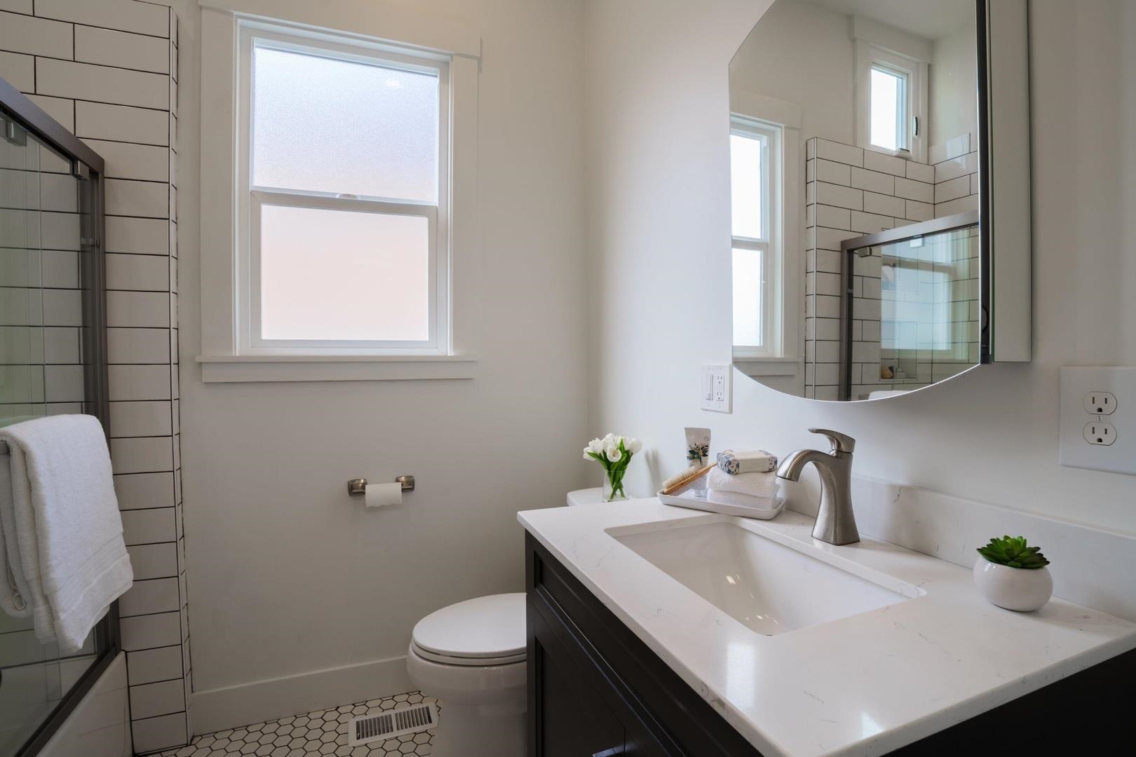 Detail Gallery Image 15 of 29 For 1532 5th Avenue, Oakland,  CA 94606 - 5 Beds | 2 Baths