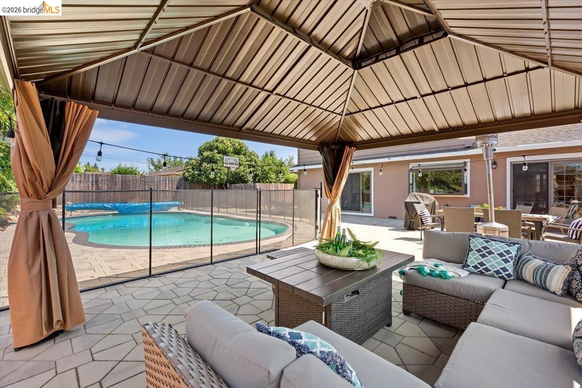 Detail Gallery Image 2 of 28 For 5179 Paul Scarlet Dr, Concord,  CA 94521 - 4 Beds | 2/1 Baths