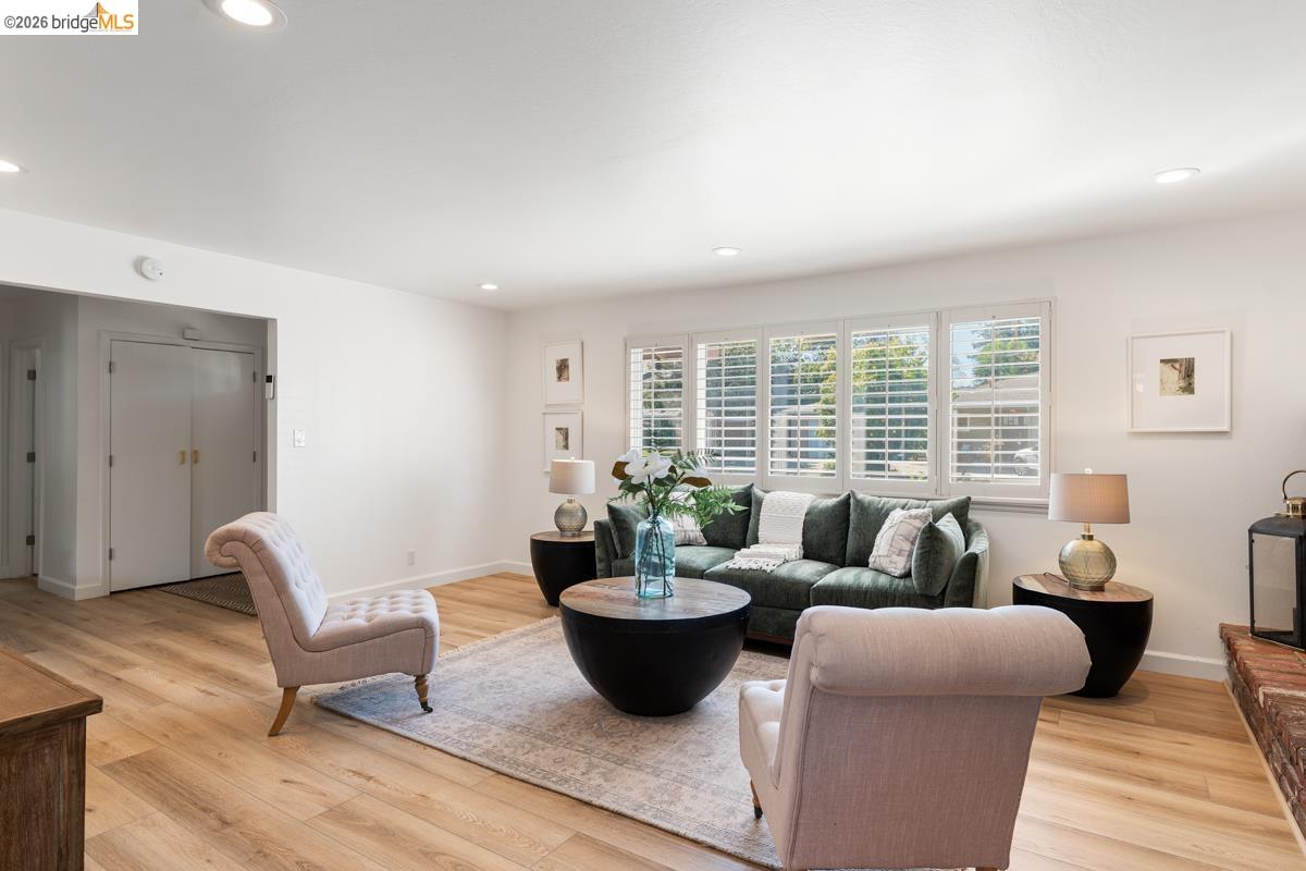 Detail Gallery Image 4 of 28 For 5179 Paul Scarlet Dr, Concord,  CA 94521 - 4 Beds | 2/1 Baths