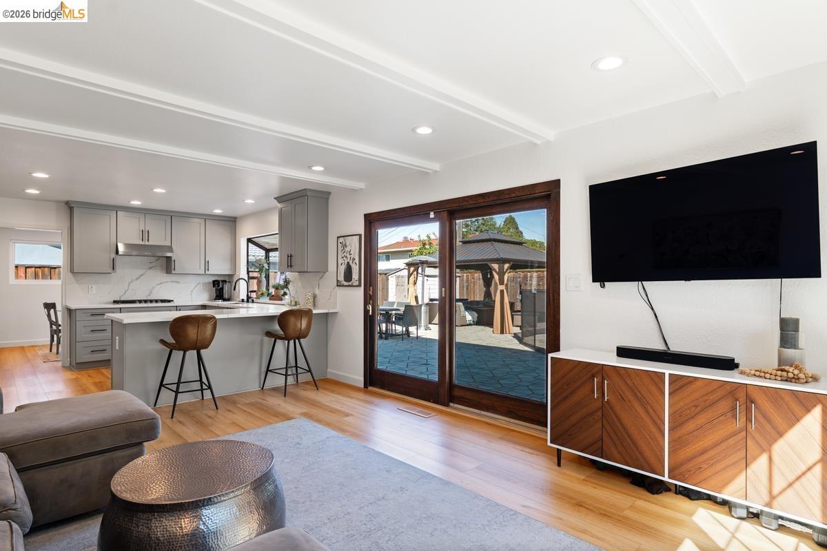 Detail Gallery Image 10 of 28 For 5179 Paul Scarlet Dr, Concord,  CA 94521 - 4 Beds | 2/1 Baths