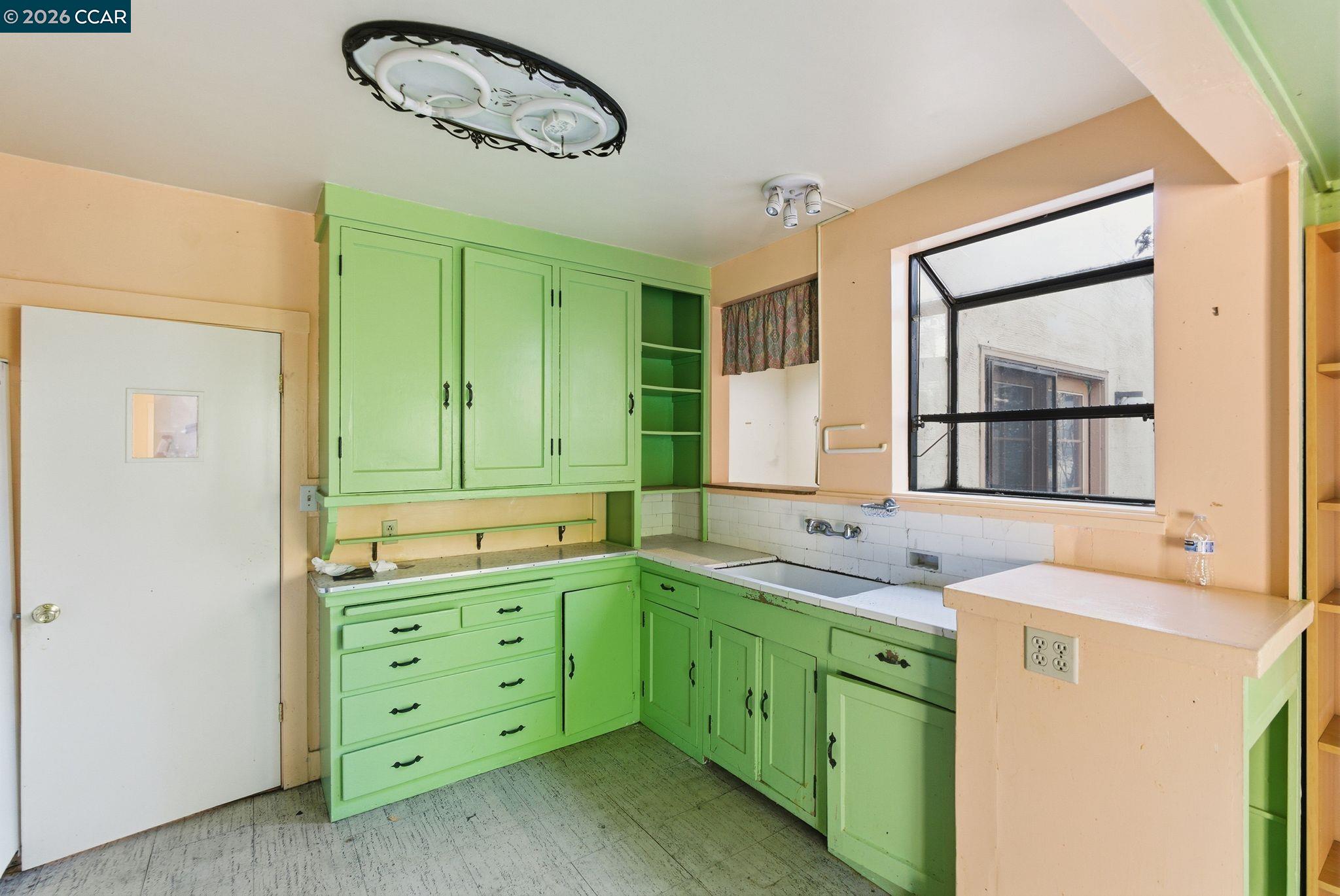 Detail Gallery Image 12 of 41 For 549 Santa Barbara Rd, Berkeley,  CA 94707 - 5 Beds | 3 Baths