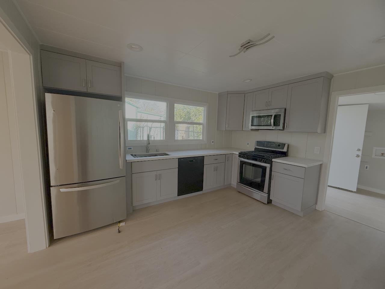 Detail Gallery Image 4 of 17 For 1324 Trenary Way, Modesto,  CA 95354 - 2 Beds | 1 Baths