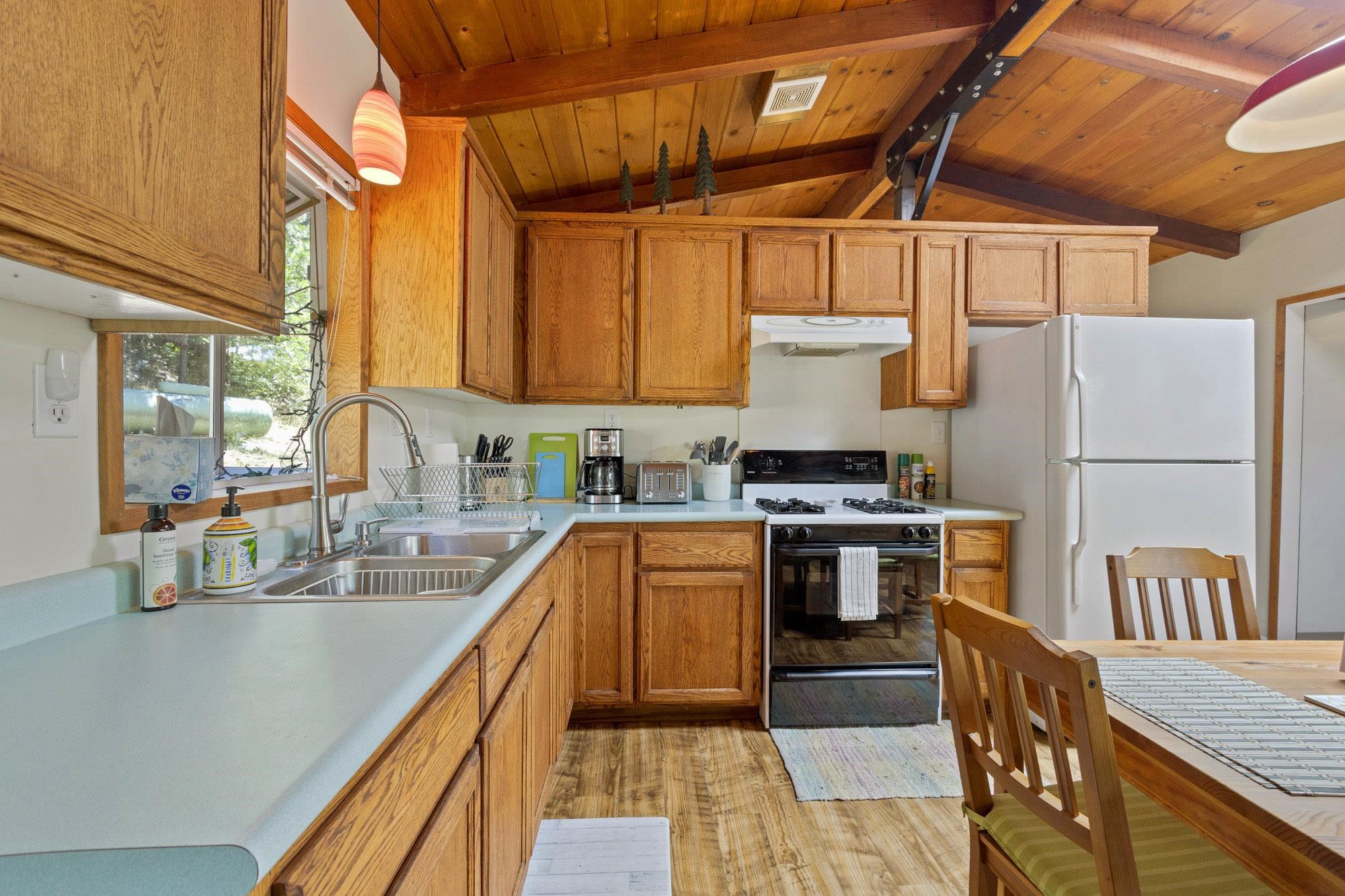 Detail Gallery Image 9 of 30 For 21815 Confidence Road, Twain Harte,  CA 95383 - 2 Beds | 2 Baths