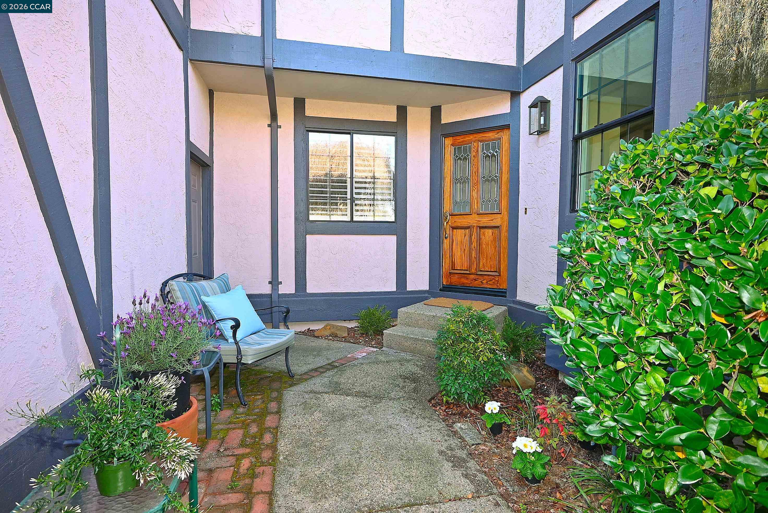 Detail Gallery Image 2 of 33 For 137 Haslemere, Lafayette,  CA 94549 - 3 Beds | 3 Baths