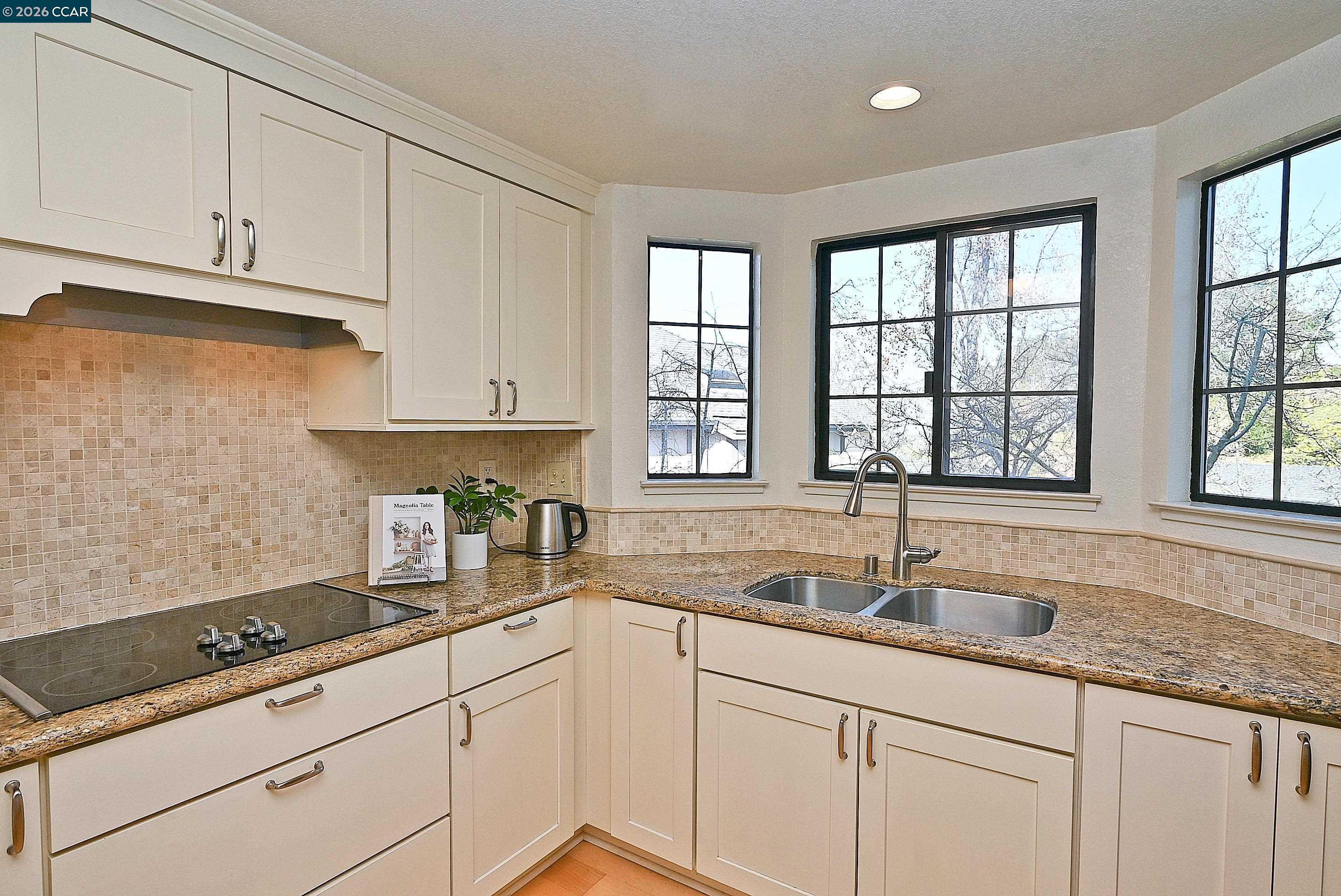 Detail Gallery Image 11 of 33 For 137 Haslemere, Lafayette,  CA 94549 - 3 Beds | 3 Baths