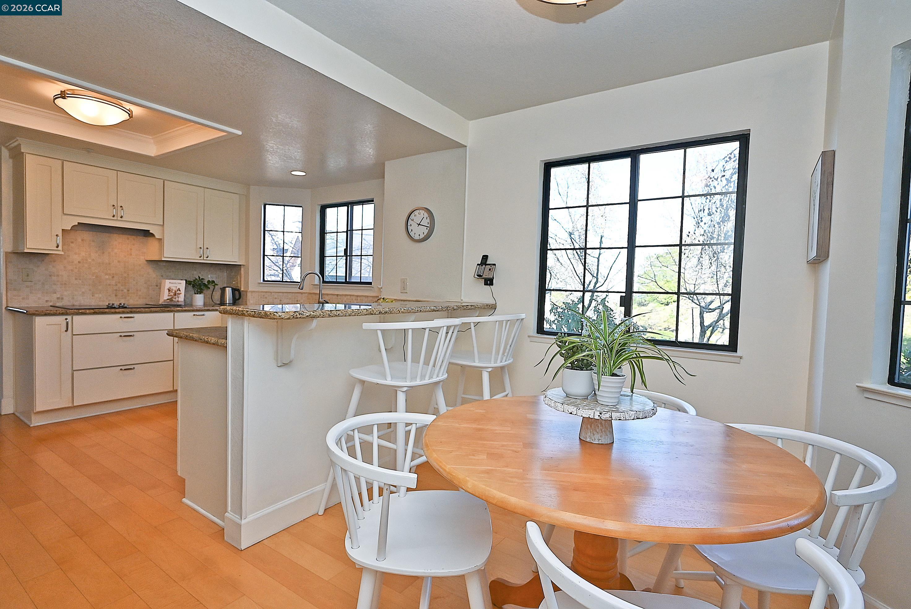 Detail Gallery Image 14 of 33 For 137 Haslemere, Lafayette,  CA 94549 - 3 Beds | 3 Baths