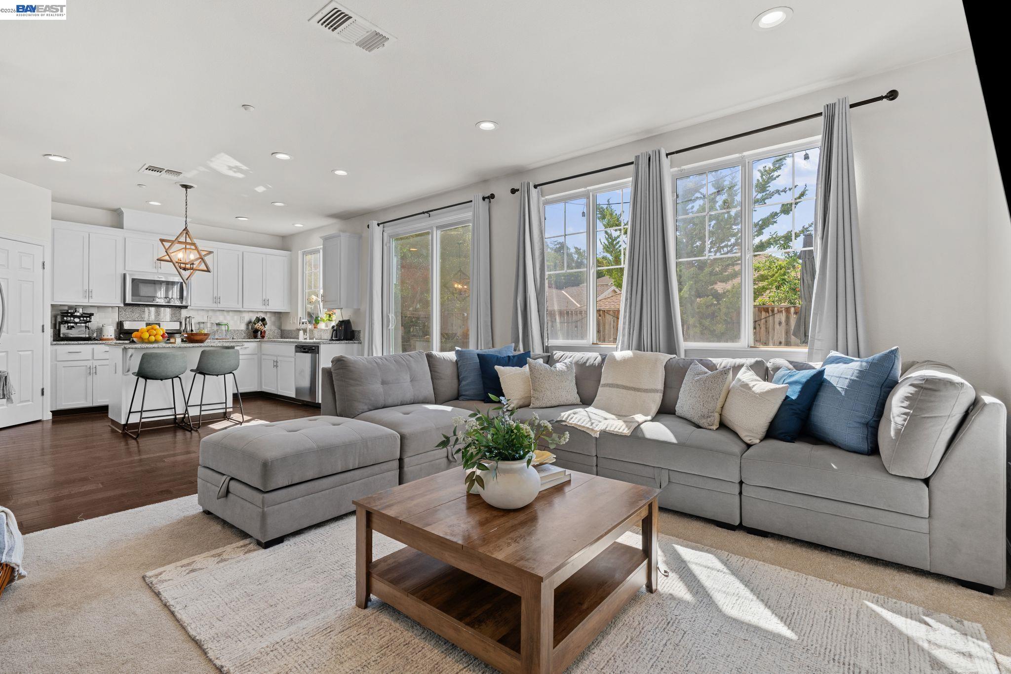 Detail Gallery Image 12 of 32 For 663 Falling Star Drive, Martinez,  CA 94553 - 3 Beds | 2/1 Baths