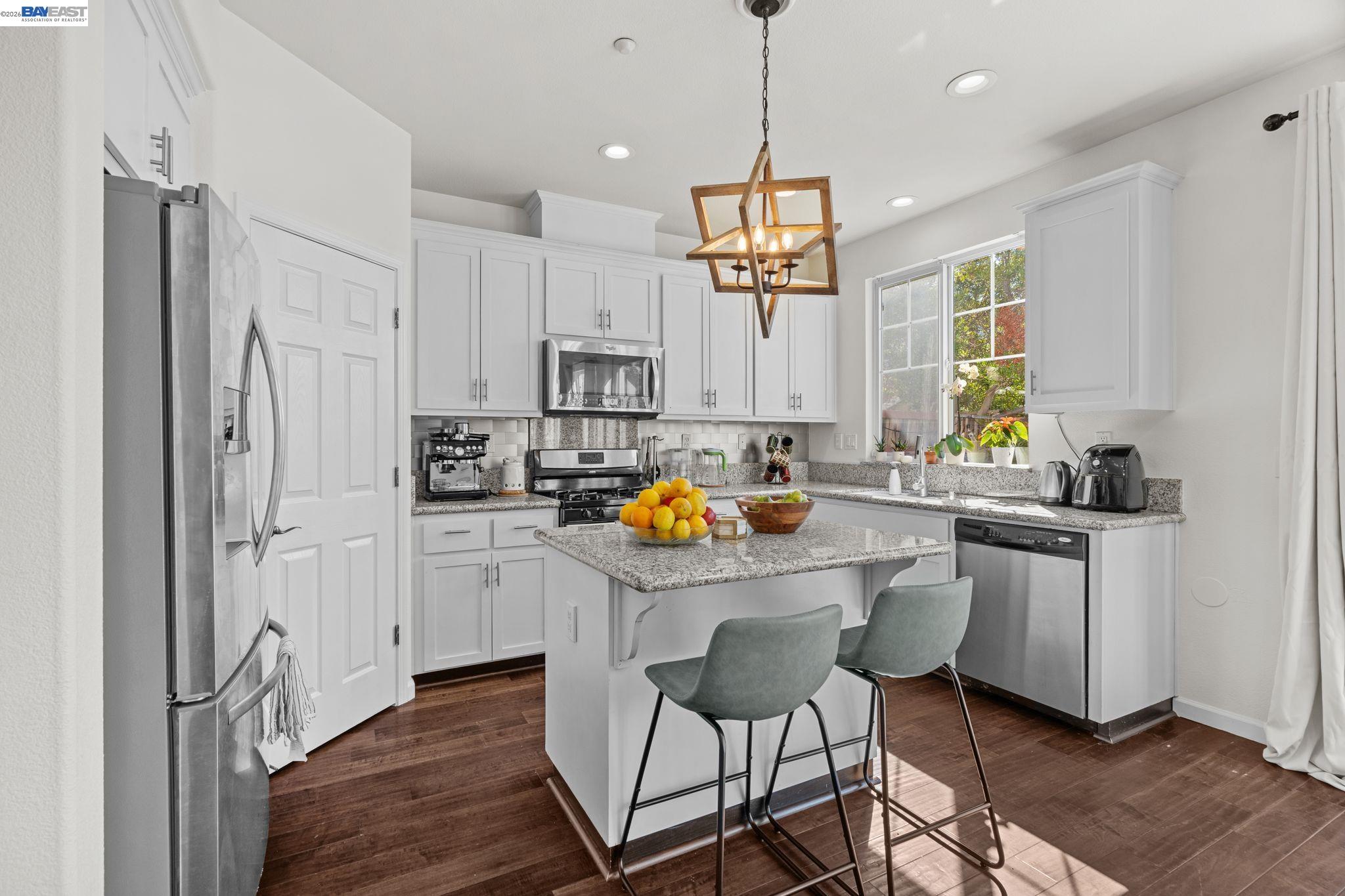 Detail Gallery Image 5 of 32 For 663 Falling Star Drive, Martinez,  CA 94553 - 3 Beds | 2/1 Baths