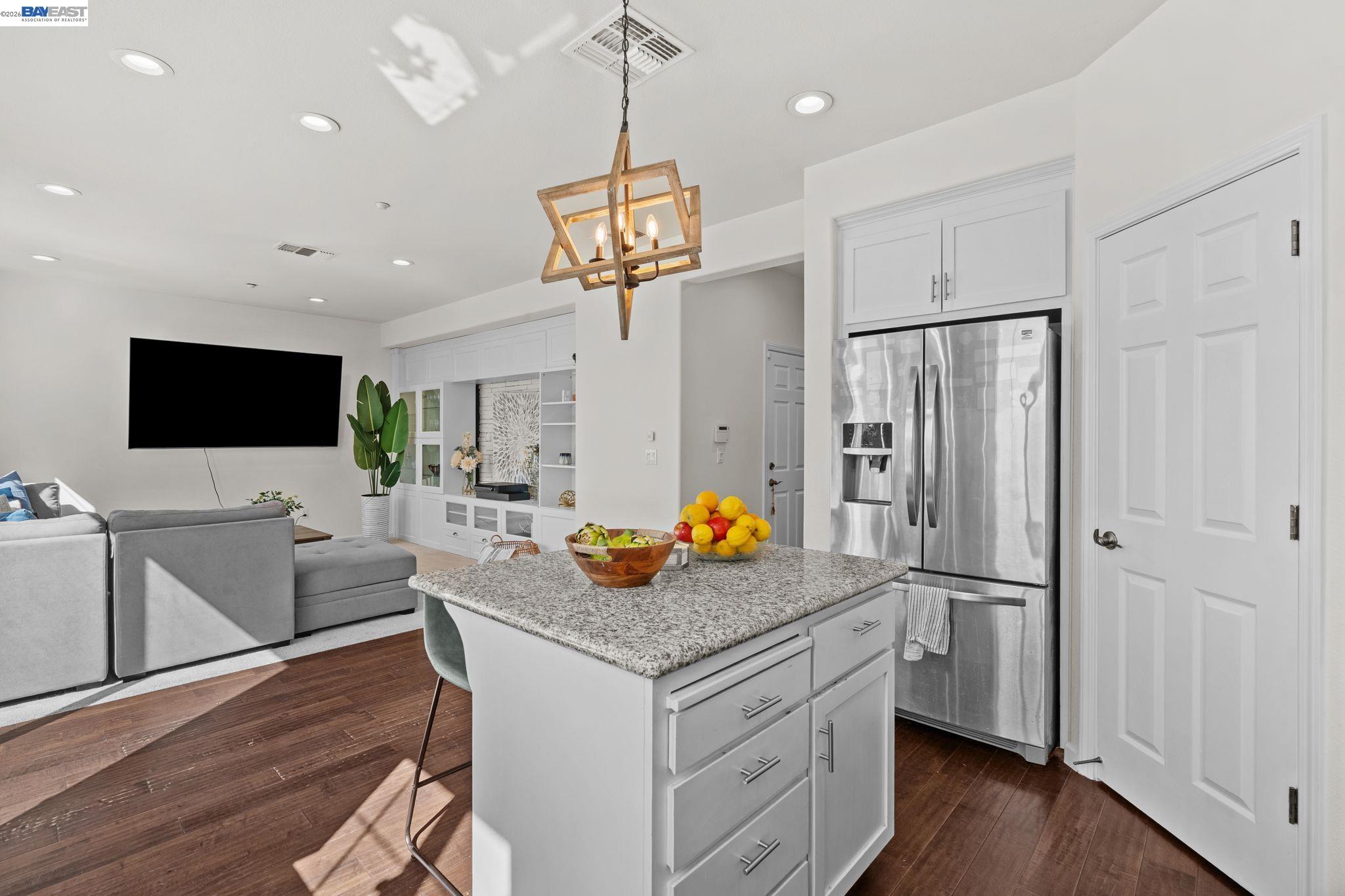 Detail Gallery Image 8 of 32 For 663 Falling Star Drive, Martinez,  CA 94553 - 3 Beds | 2/1 Baths