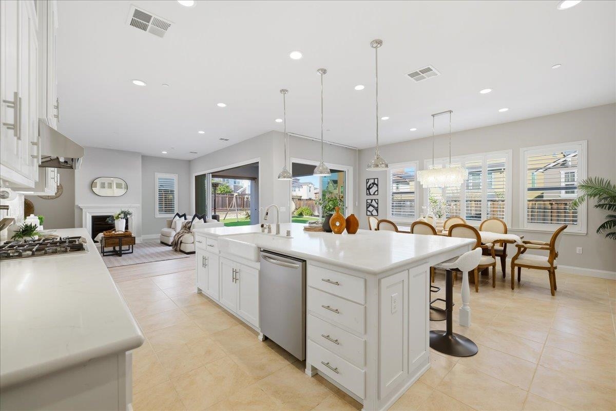 Detail Gallery Image 12 of 60 For 4293 Oak Knoll Dr, Dublin,  CA 94568 - 5 Beds | 3/1 Baths