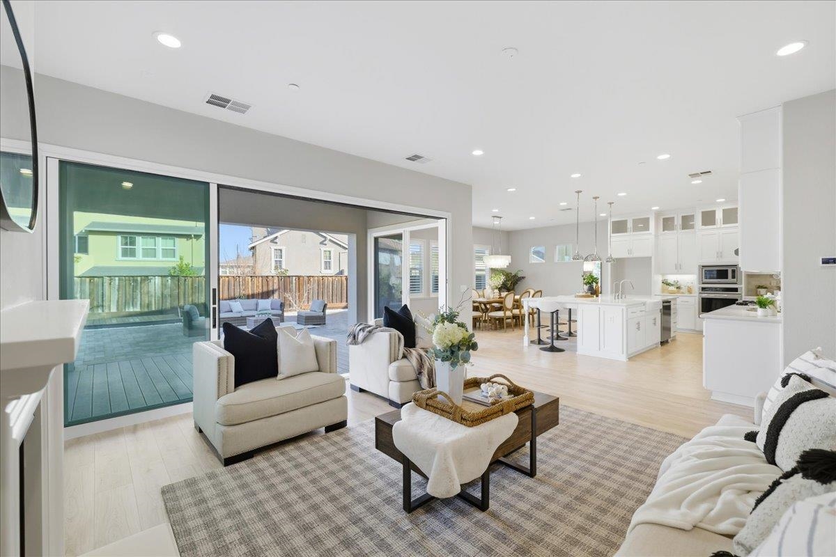 Detail Gallery Image 9 of 60 For 4293 Oak Knoll Dr, Dublin,  CA 94568 - 5 Beds | 3/1 Baths