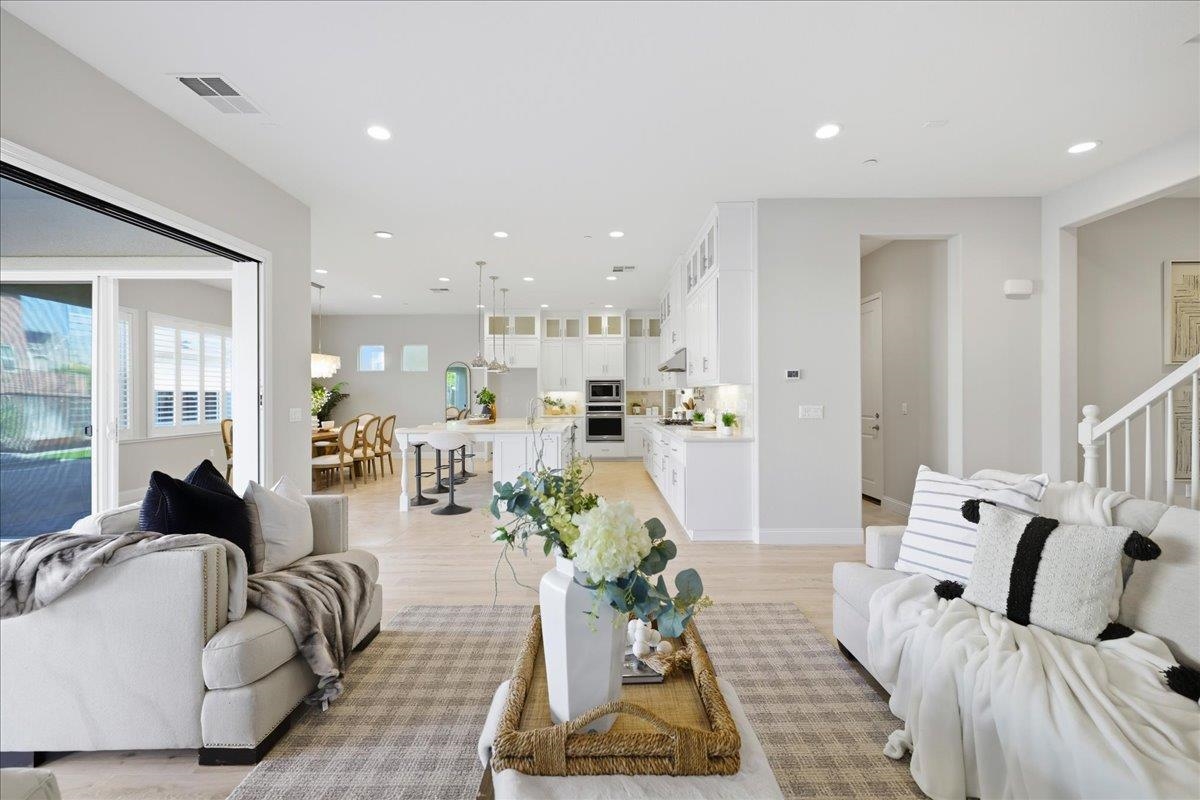 Detail Gallery Image 10 of 60 For 4293 Oak Knoll Dr, Dublin,  CA 94568 - 5 Beds | 3/1 Baths