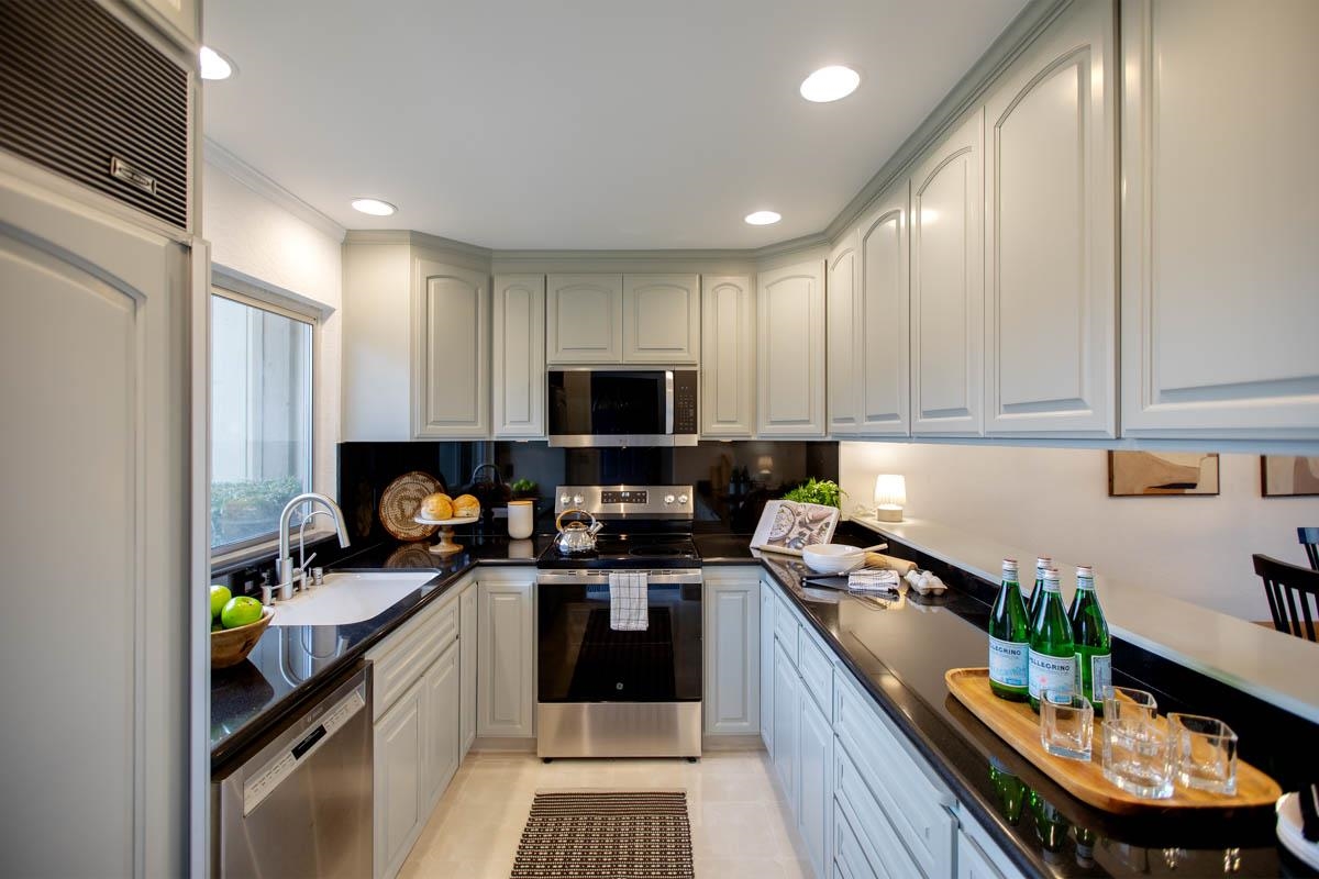 Detail Gallery Image 6 of 60 For 1160 Marianas Ln, Alameda,  CA 94502 - 3 Beds | 2/1 Baths