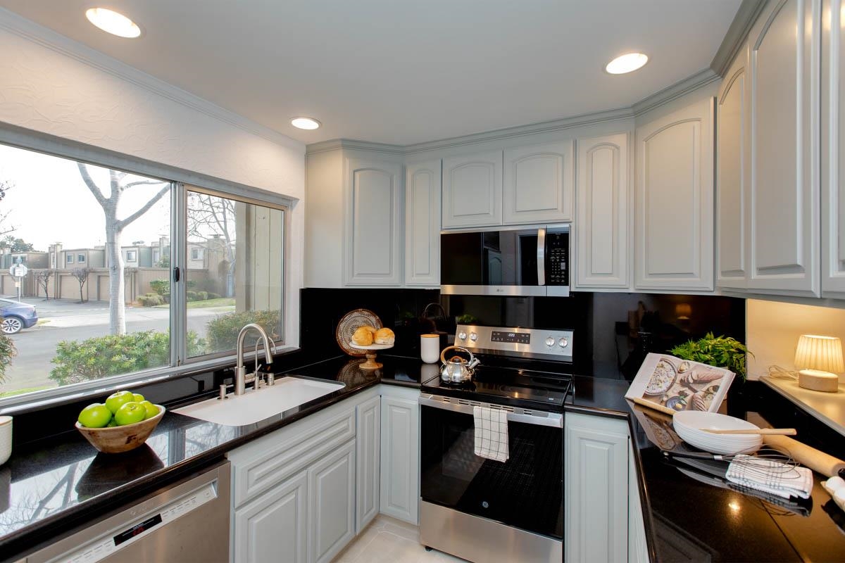 Detail Gallery Image 7 of 60 For 1160 Marianas Ln, Alameda,  CA 94502 - 3 Beds | 2/1 Baths