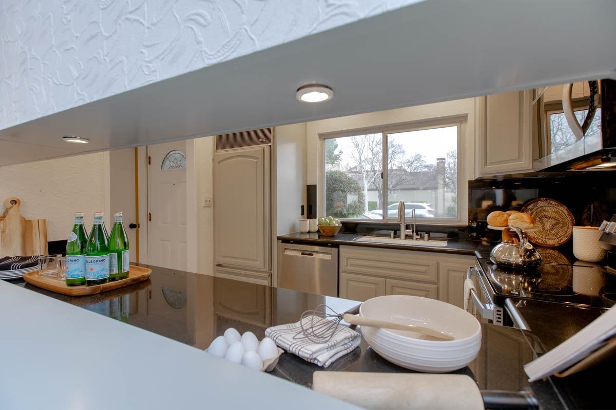 Detail Gallery Image 8 of 60 For 1160 Marianas Ln, Alameda,  CA 94502 - 3 Beds | 2/1 Baths