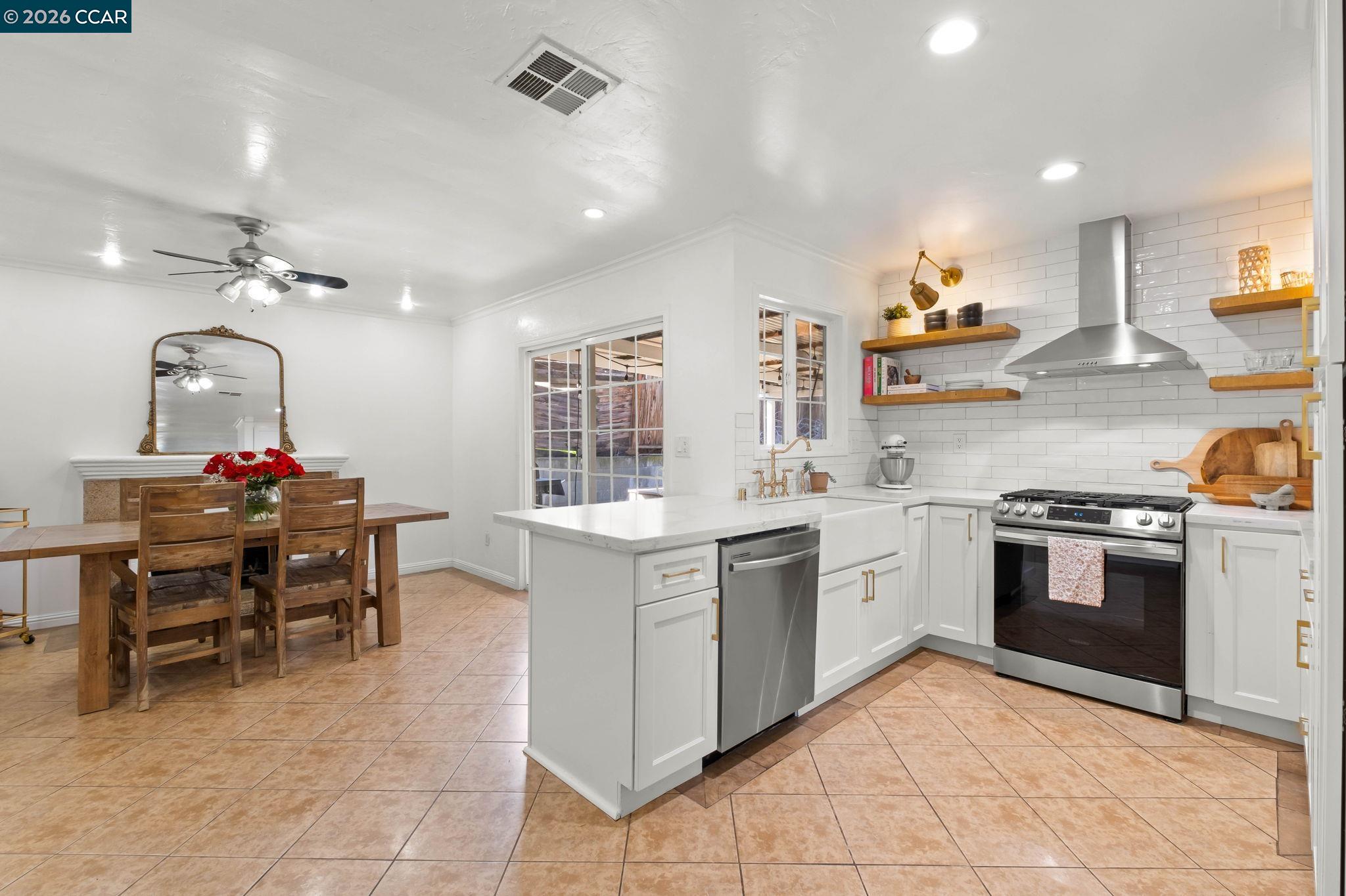 Detail Gallery Image 13 of 24 For 229 E Catamaran Cir, Pittsburg,  CA 94565 - 3 Beds | 2 Baths