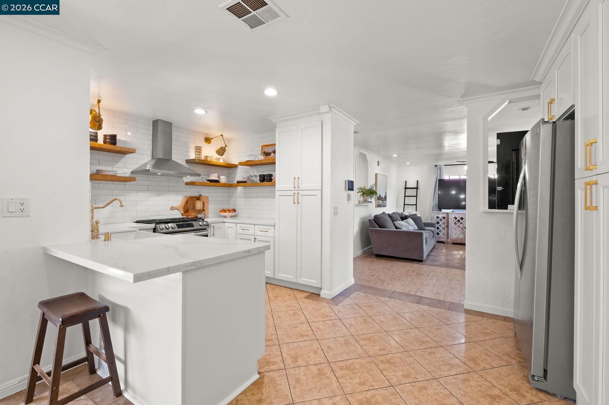 Detail Gallery Image 14 of 24 For 229 E Catamaran Cir, Pittsburg,  CA 94565 - 3 Beds | 2 Baths