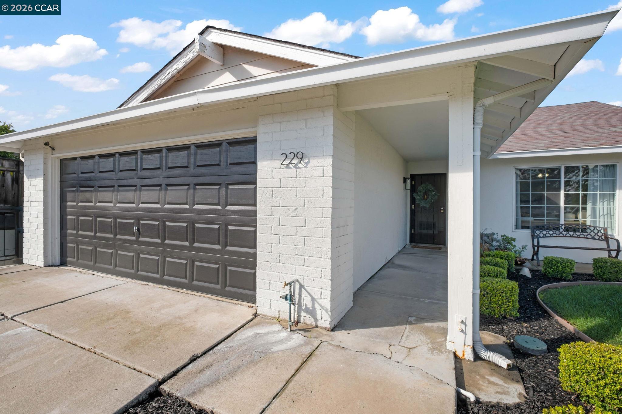 Detail Gallery Image 3 of 24 For 229 E Catamaran Cir, Pittsburg,  CA 94565 - 3 Beds | 2 Baths