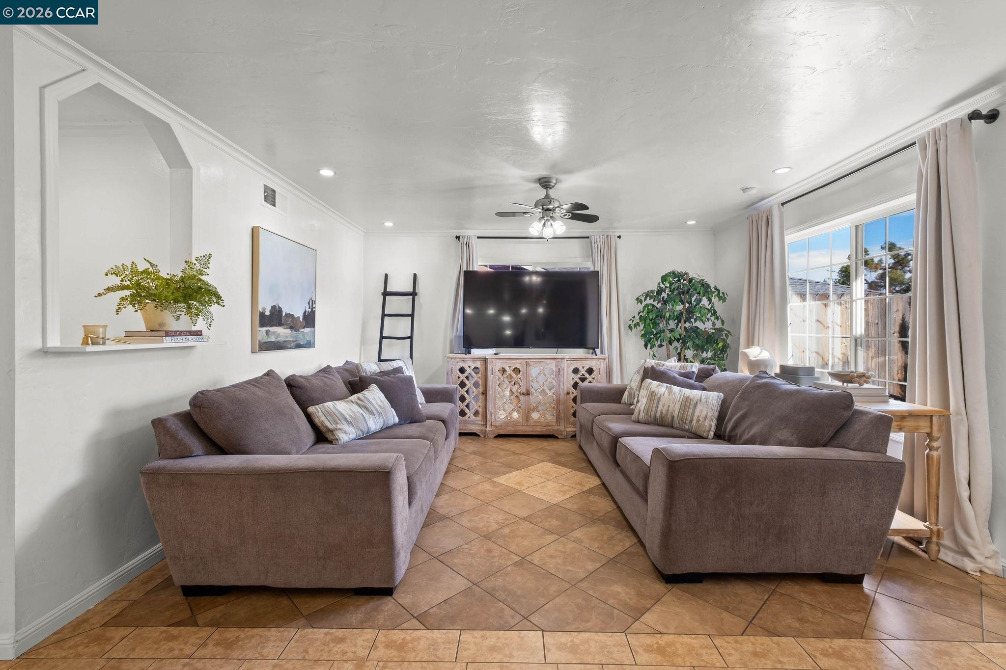 Detail Gallery Image 6 of 24 For 229 E Catamaran Cir, Pittsburg,  CA 94565 - 3 Beds | 2 Baths