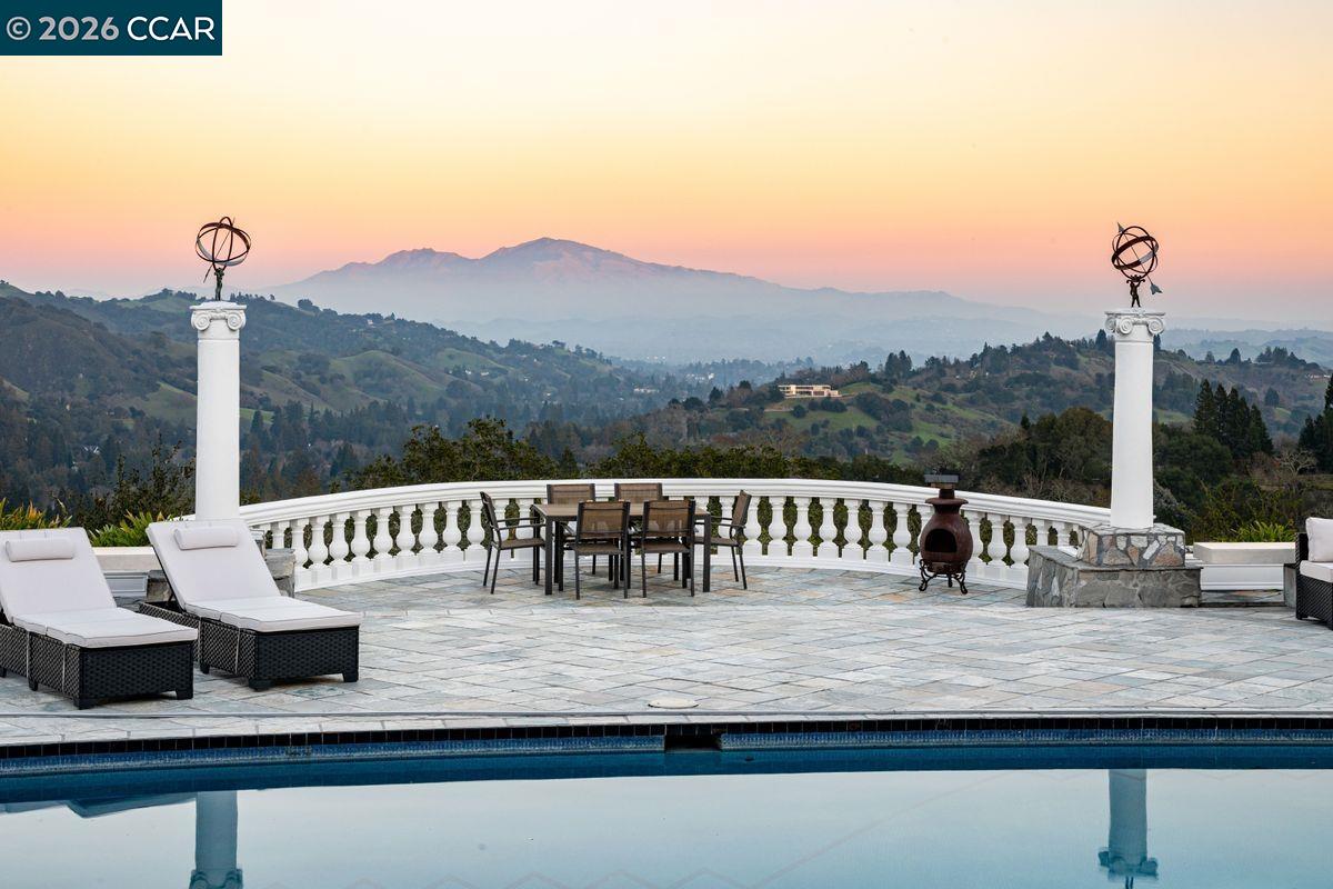 Detail Gallery Image 4 of 60 For 4146 Canyon Rd, Lafayette,  CA 94549 - 5 Beds | 6/1 Baths