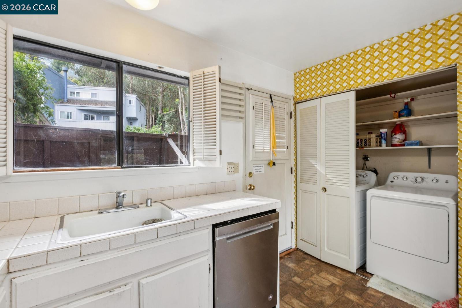 Detail Gallery Image 11 of 60 For 119 Lincoln Dr, Sausalito,  CA 94965 - 2 Beds | 2/1 Baths