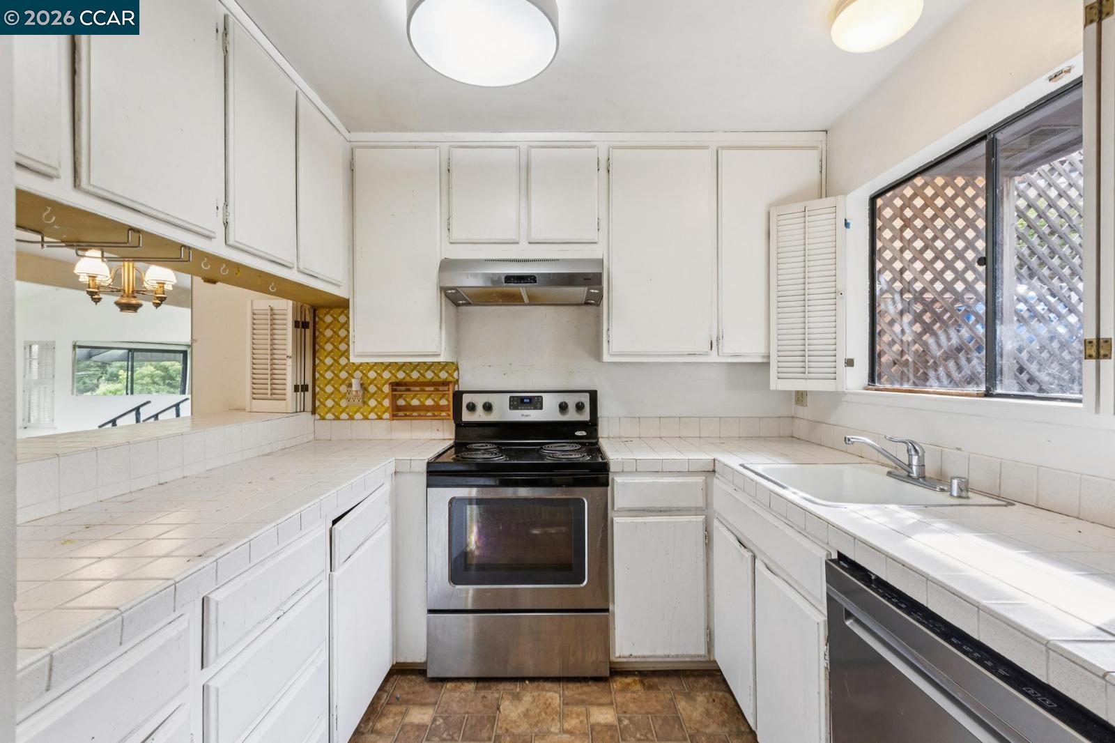 Detail Gallery Image 12 of 60 For 119 Lincoln Dr, Sausalito,  CA 94965 - 2 Beds | 2/1 Baths