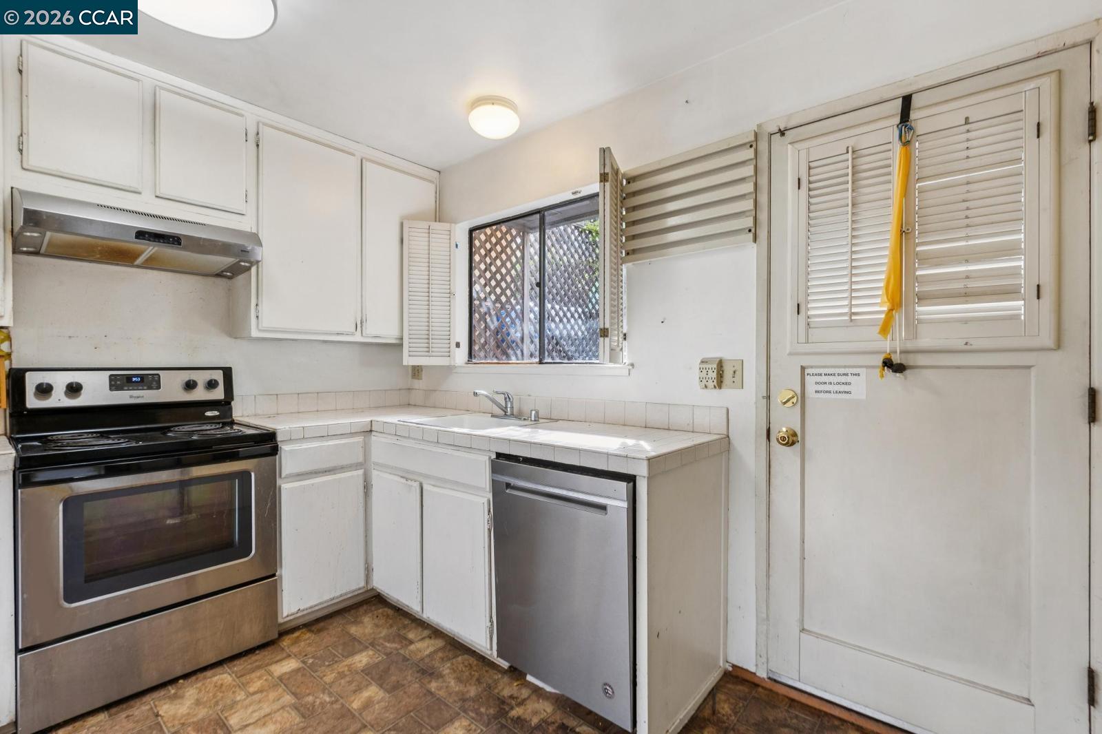 Detail Gallery Image 15 of 60 For 119 Lincoln Dr, Sausalito,  CA 94965 - 2 Beds | 2/1 Baths