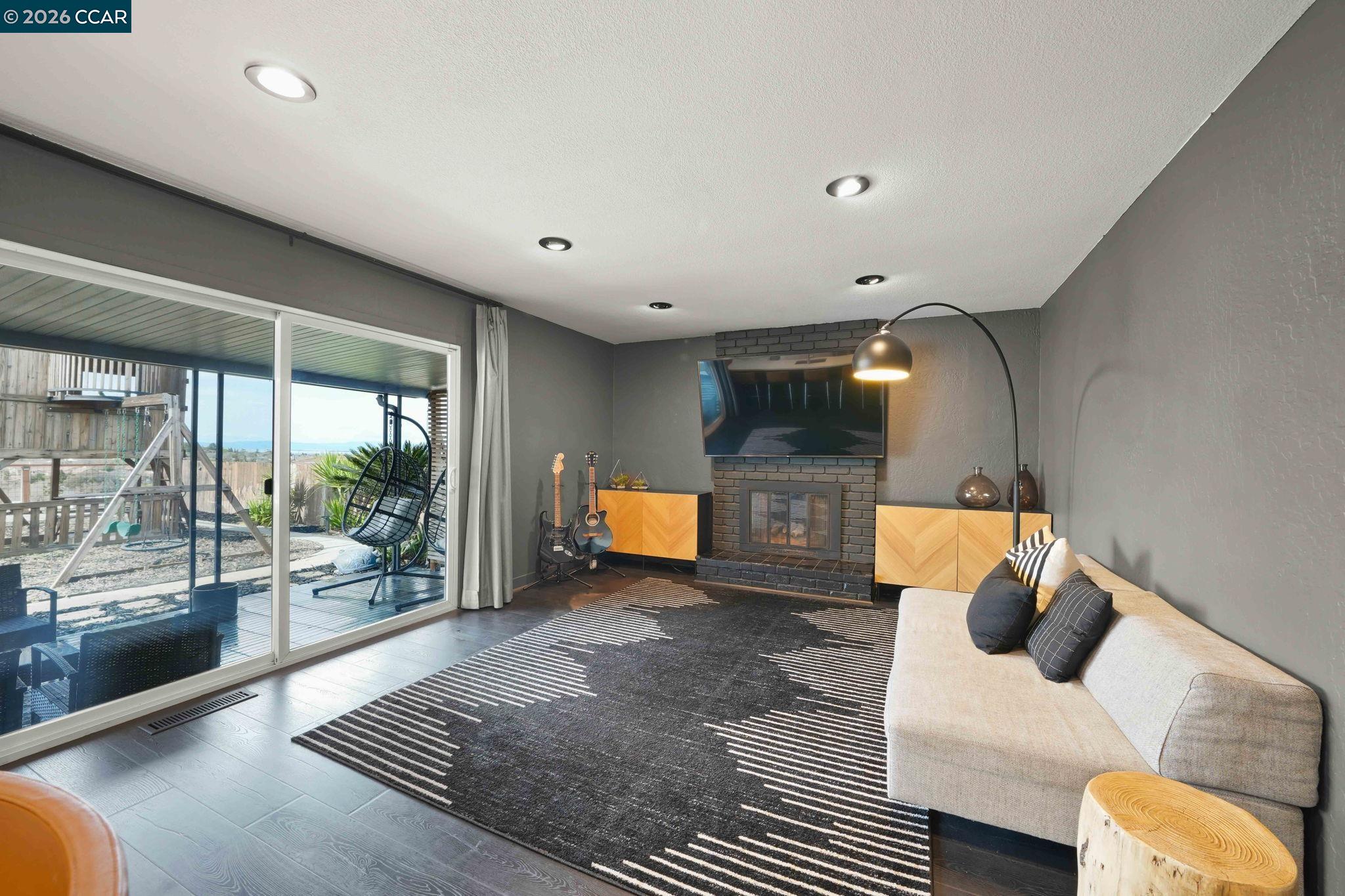 Detail Gallery Image 9 of 35 For 4320 Hillview Dr, Pittsburg,  CA 94565 - 3 Beds | 2 Baths