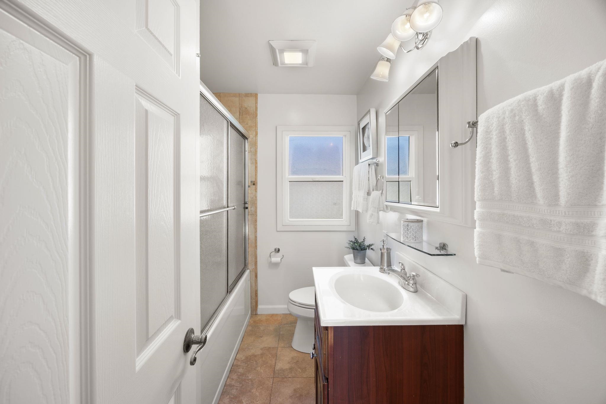 Detail Gallery Image 12 of 19 For 4103 Dickson Ct., Oakland,  CA 94605 - 3 Beds | 1 Baths