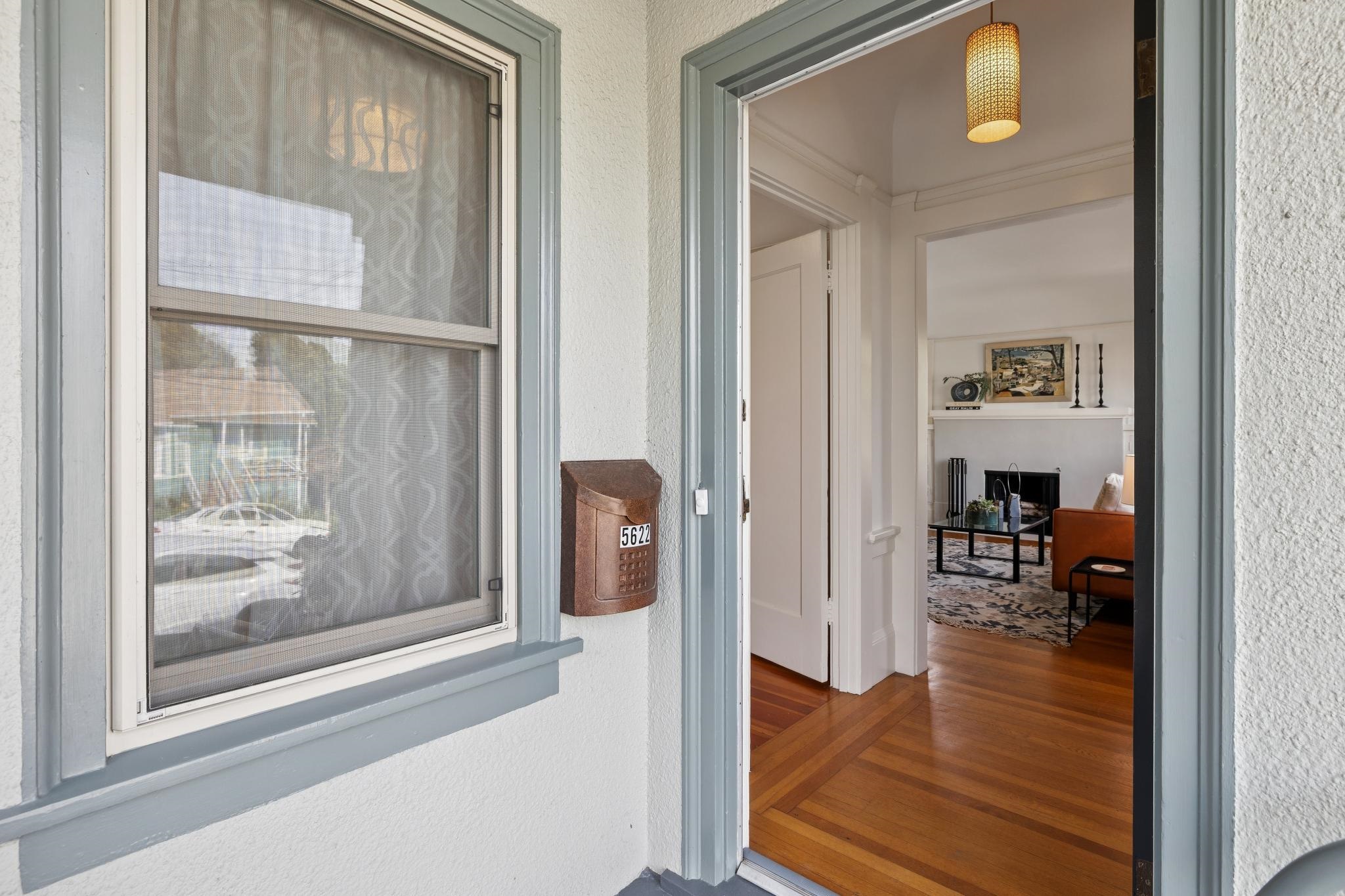 Detail Gallery Image 2 of 45 For 5622 Huntington Ave, Richmond,  CA 94804 - 4 Beds | 2/1 Baths
