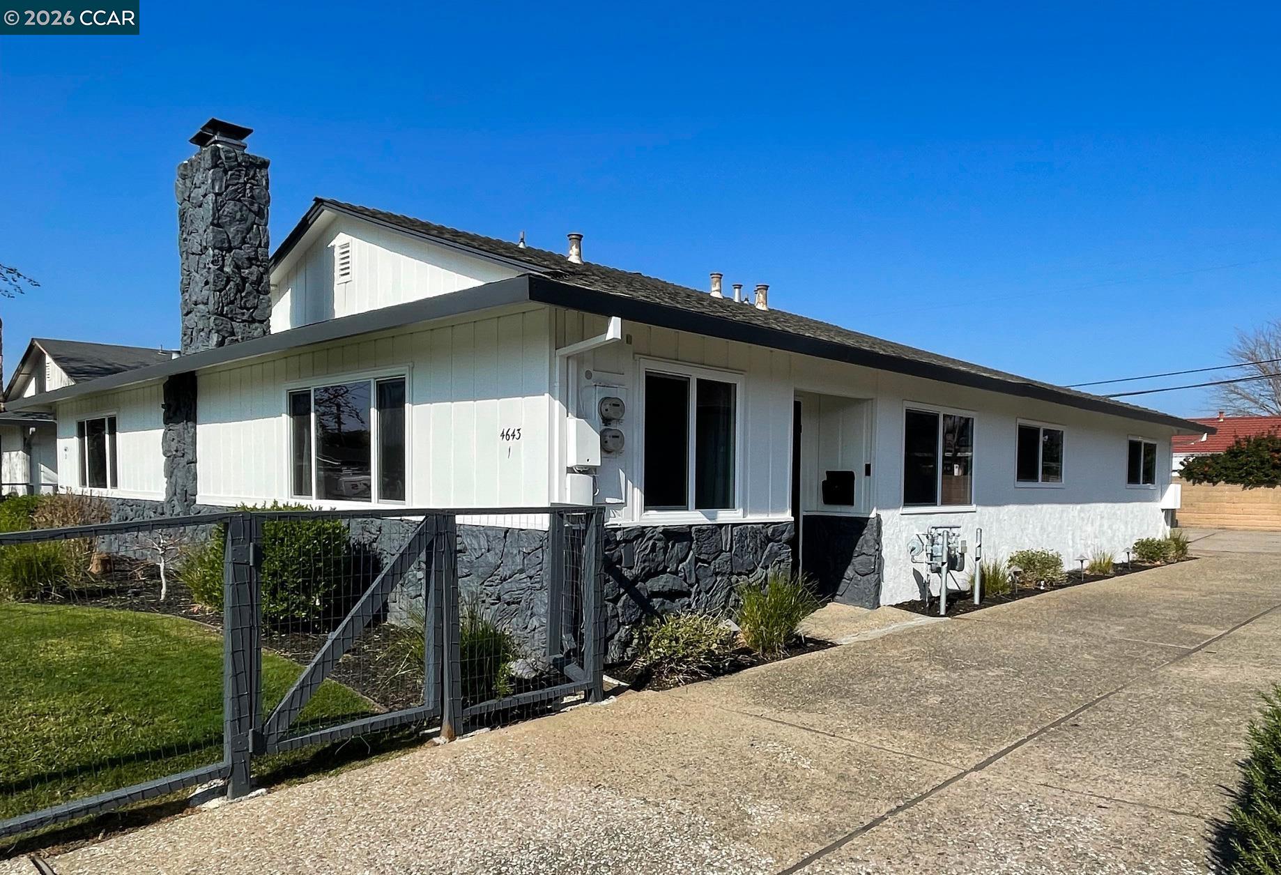 Detail Gallery Image 3 of 15 For 4643 Rishell Ct #1,  Concord,  CA 94521 - 3 Beds | 2 Baths