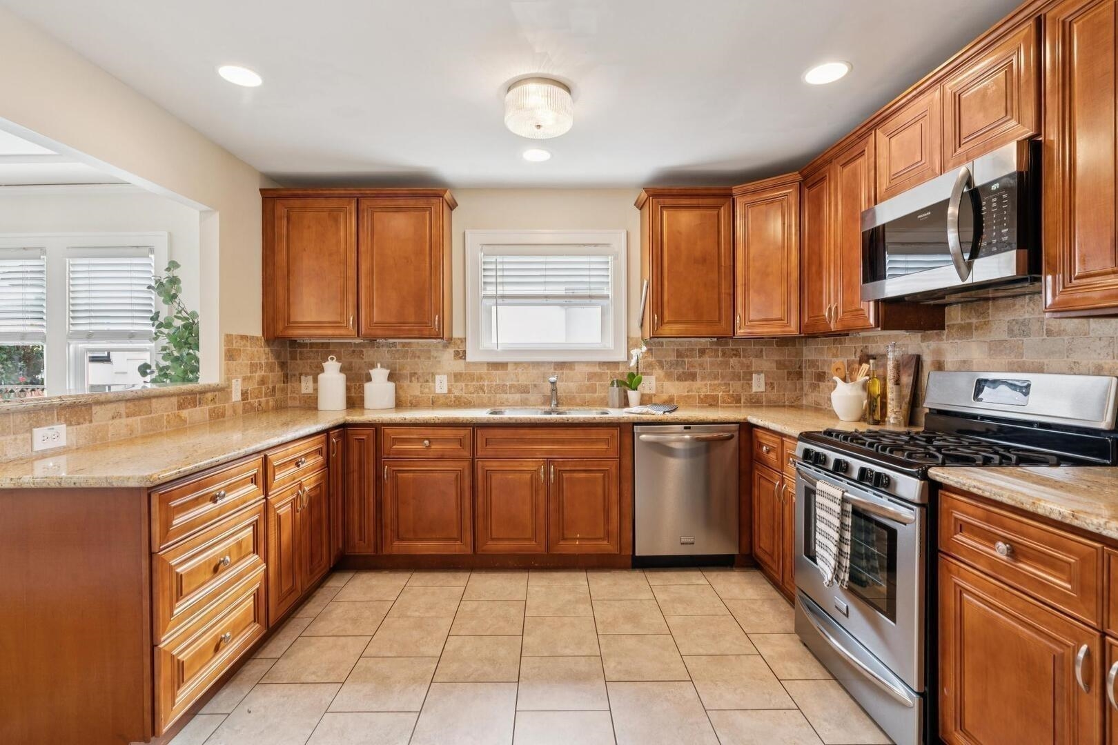 Detail Gallery Image 11 of 44 For 845 Woodland Ave, San Leandro,  CA 94577 - 4 Beds | 3 Baths