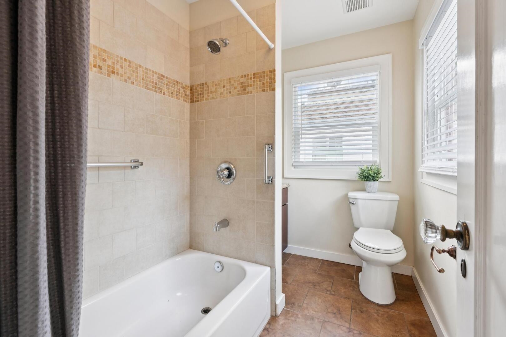 Detail Gallery Image 18 of 44 For 845 Woodland Ave, San Leandro,  CA 94577 - 4 Beds | 3 Baths