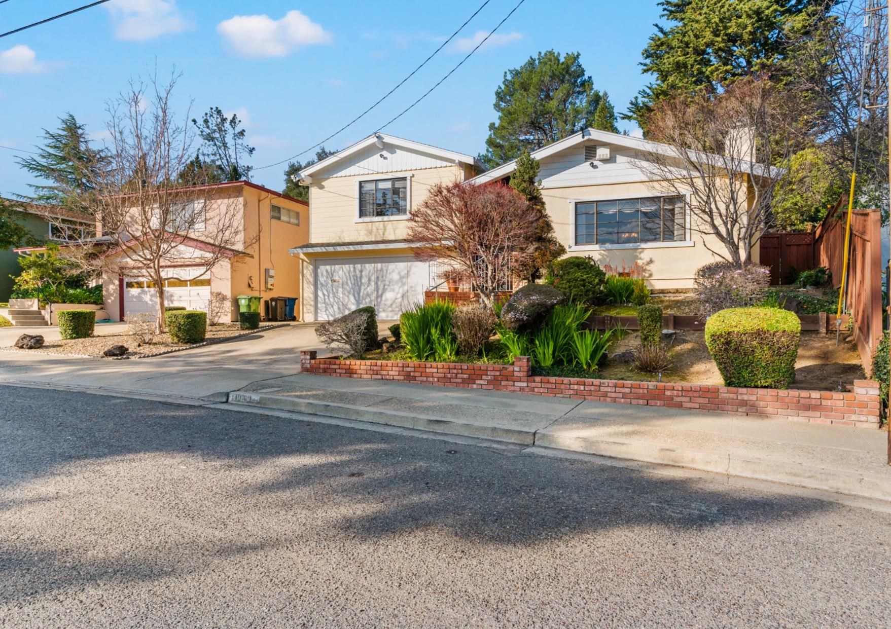 Detail Gallery Image 2 of 50 For 18153 Plymouth Dr, Castro Valley,  CA 94546 - 3 Beds | 2/1 Baths