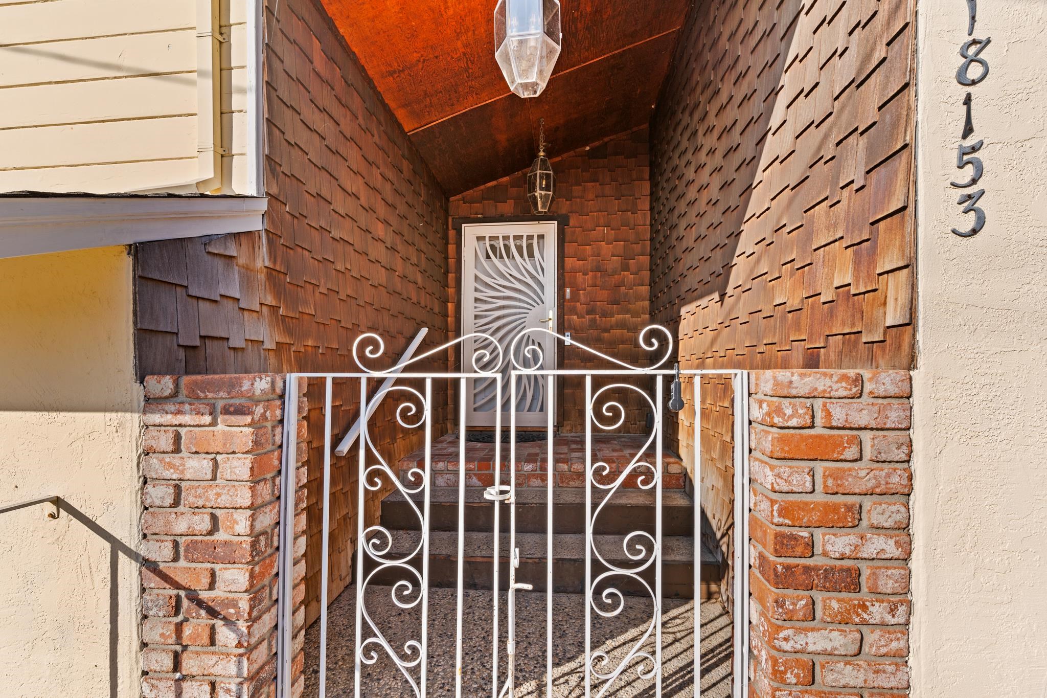 Detail Gallery Image 4 of 50 For 18153 Plymouth Dr, Castro Valley,  CA 94546 - 3 Beds | 2/1 Baths