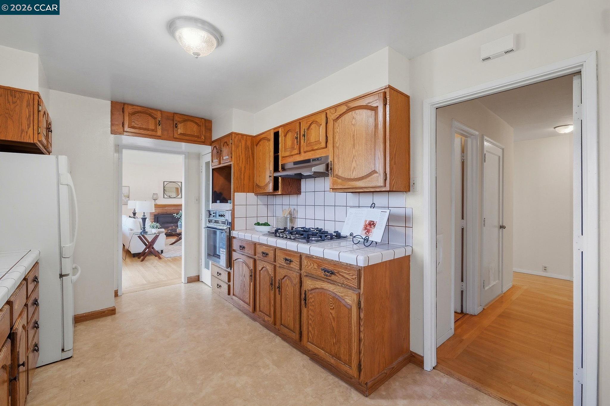 Detail Gallery Image 11 of 43 For 1021 Ulfinian Way, Martinez,  CA 94553 - 3 Beds | 2 Baths