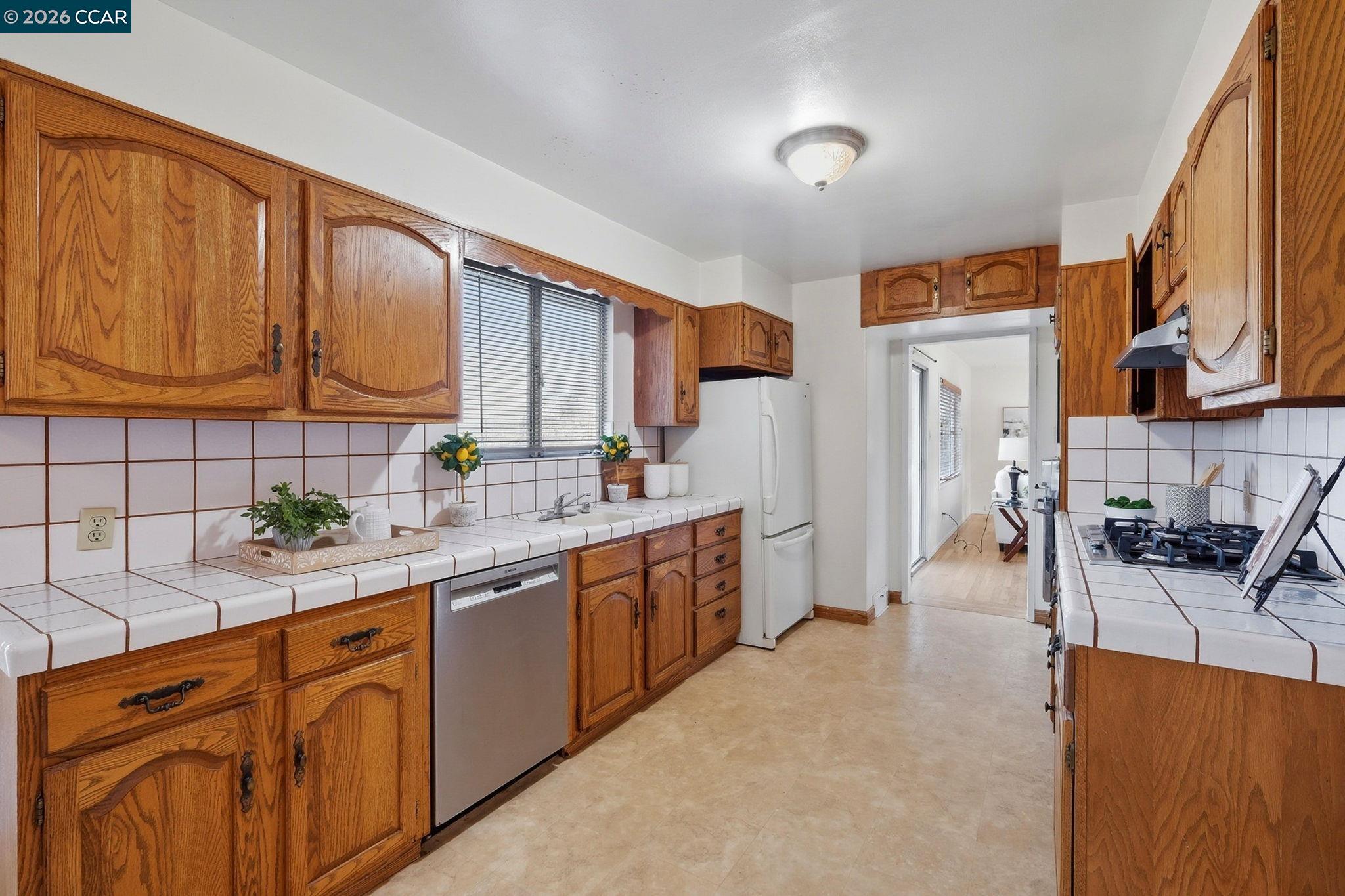 Detail Gallery Image 12 of 43 For 1021 Ulfinian Way, Martinez,  CA 94553 - 3 Beds | 2 Baths