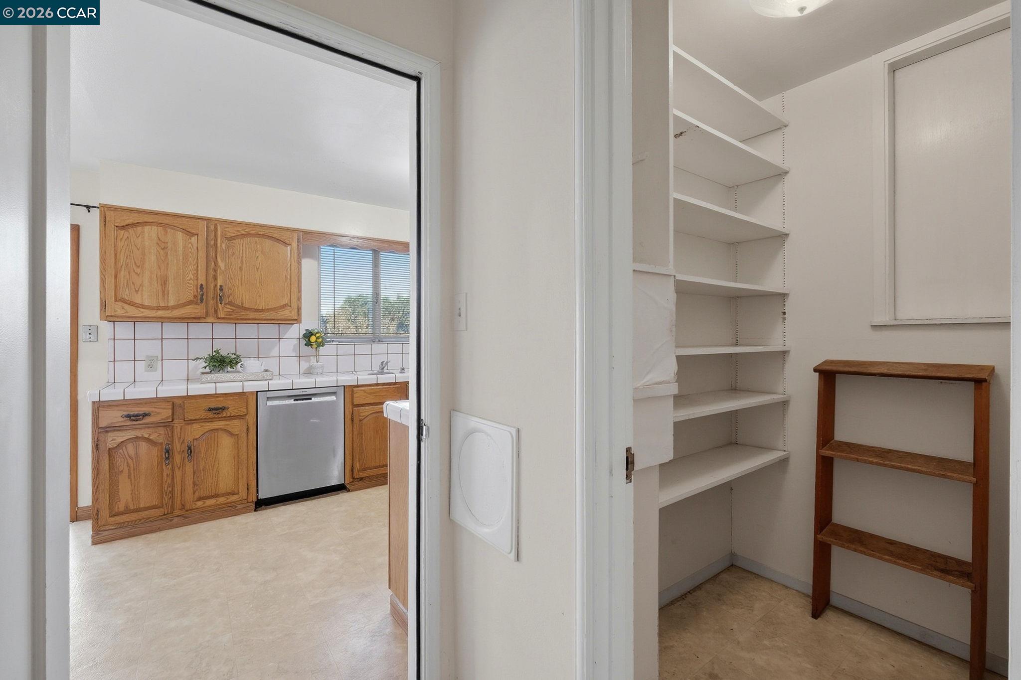 Detail Gallery Image 13 of 43 For 1021 Ulfinian Way, Martinez,  CA 94553 - 3 Beds | 2 Baths