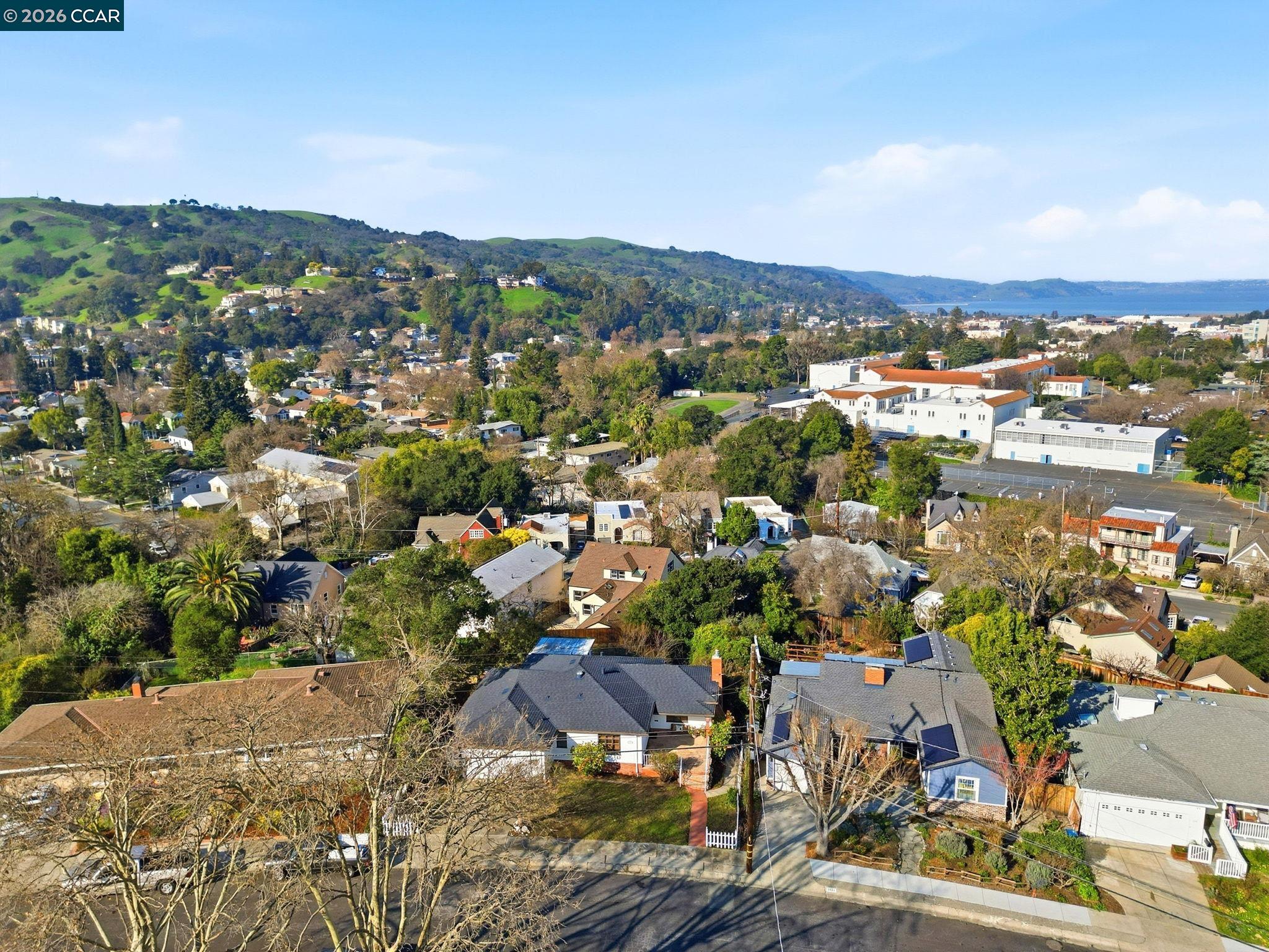 Detail Gallery Image 3 of 43 For 1021 Ulfinian Way, Martinez,  CA 94553 - 3 Beds | 2 Baths