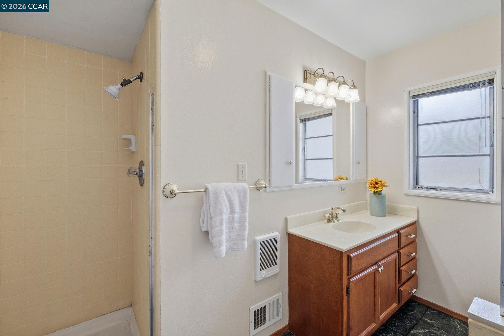 Detail Gallery Image 21 of 43 For 1021 Ulfinian Way, Martinez,  CA 94553 - 3 Beds | 2 Baths