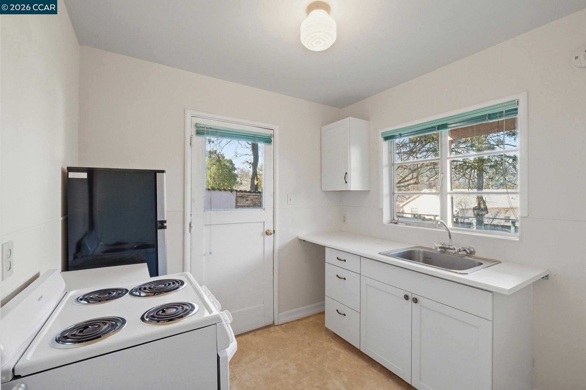 Detail Gallery Image 25 of 43 For 1021 Ulfinian Way, Martinez,  CA 94553 - 3 Beds | 2 Baths